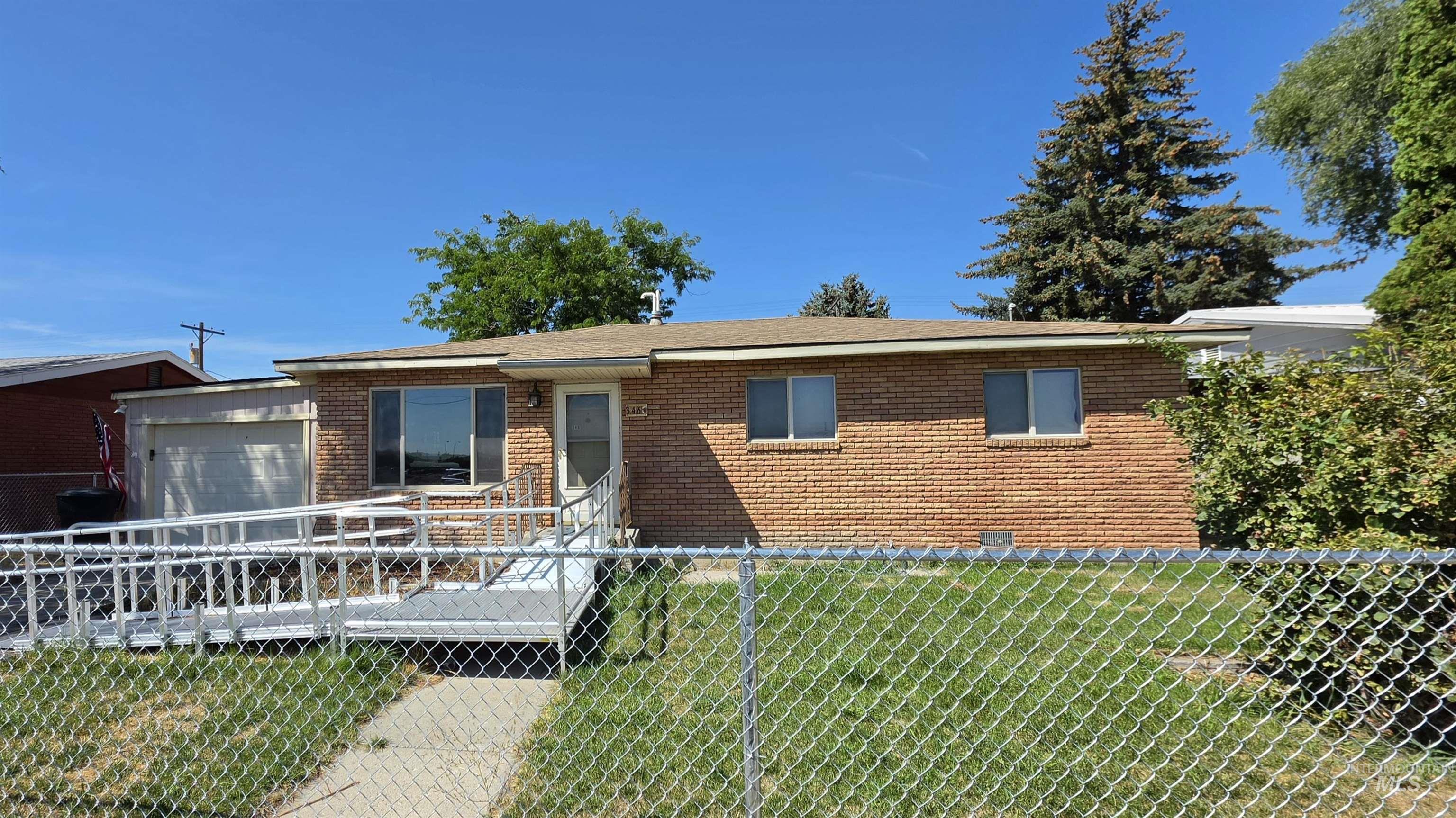 346 N Miller Ave Property Photo 1