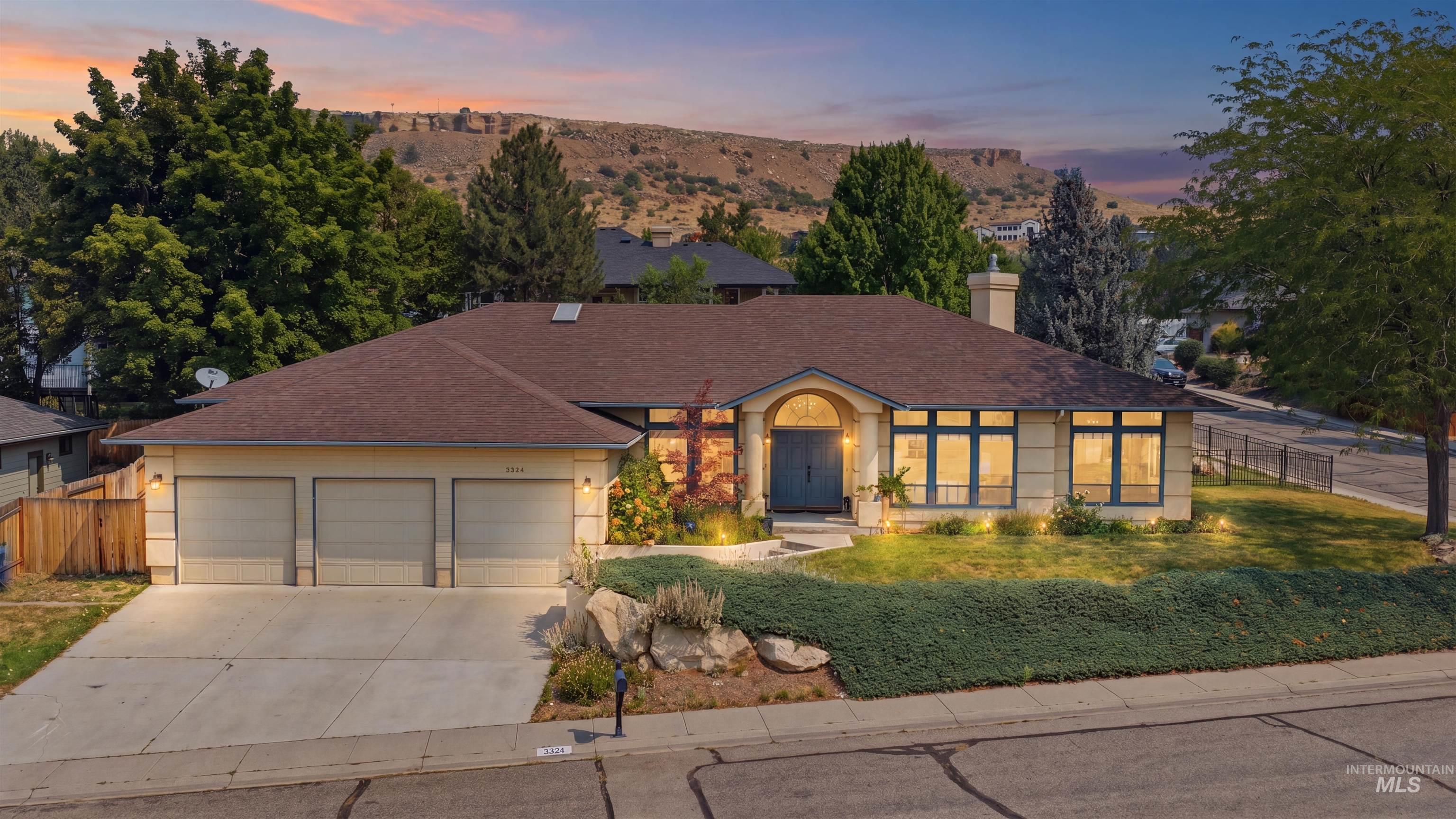 3324 E Boulder Heights Dr Property Photo 1