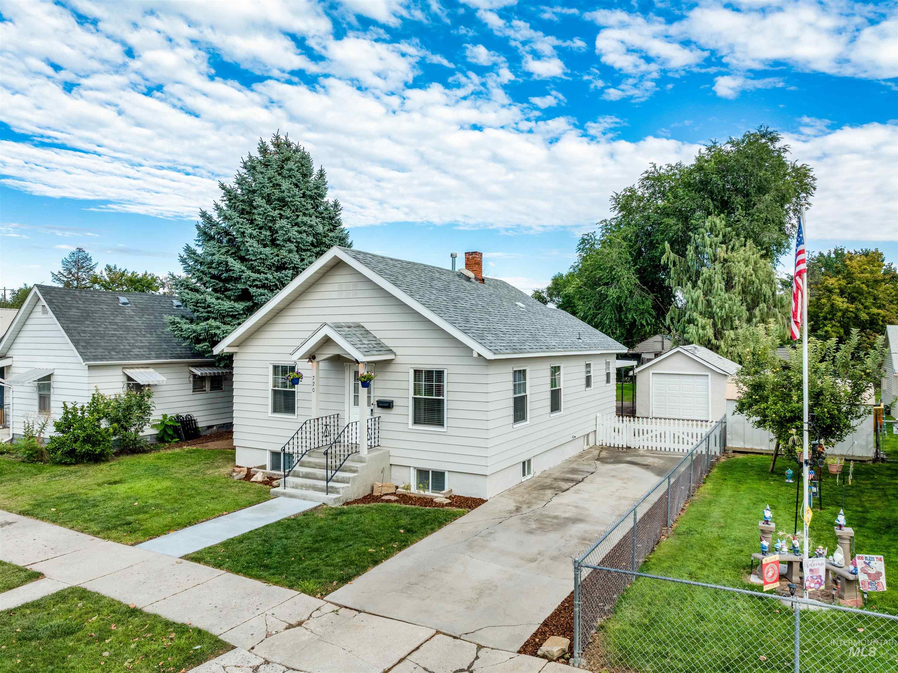 720 18th Ave S Property Photo 2