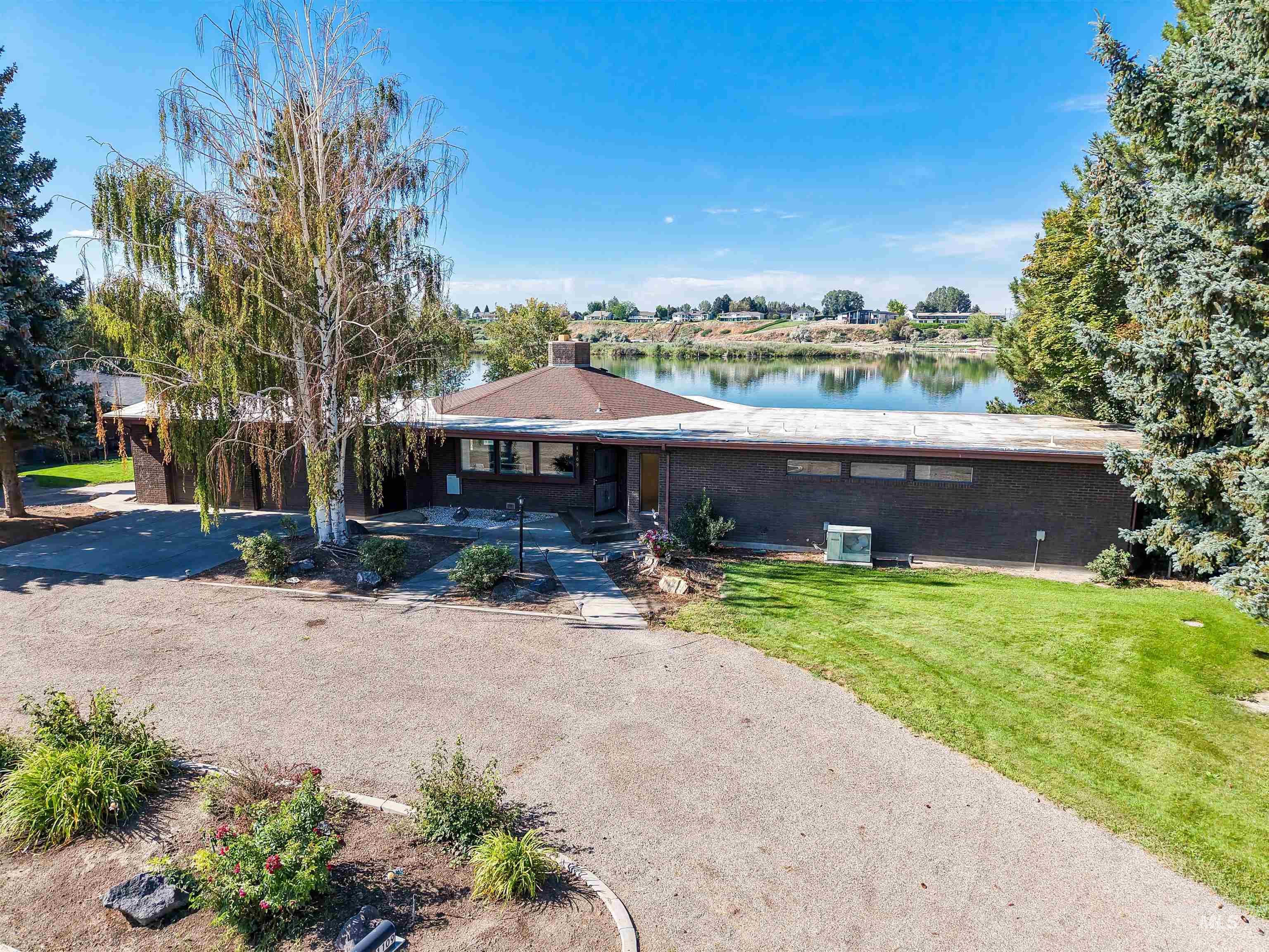 1109 S River Drive Property Photo 1