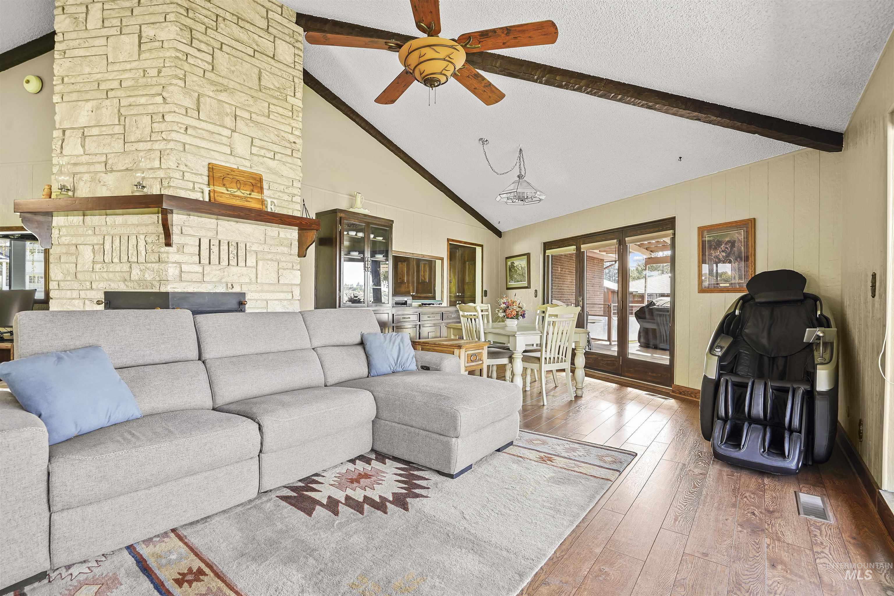 1109 S River Drive Property Photo 4