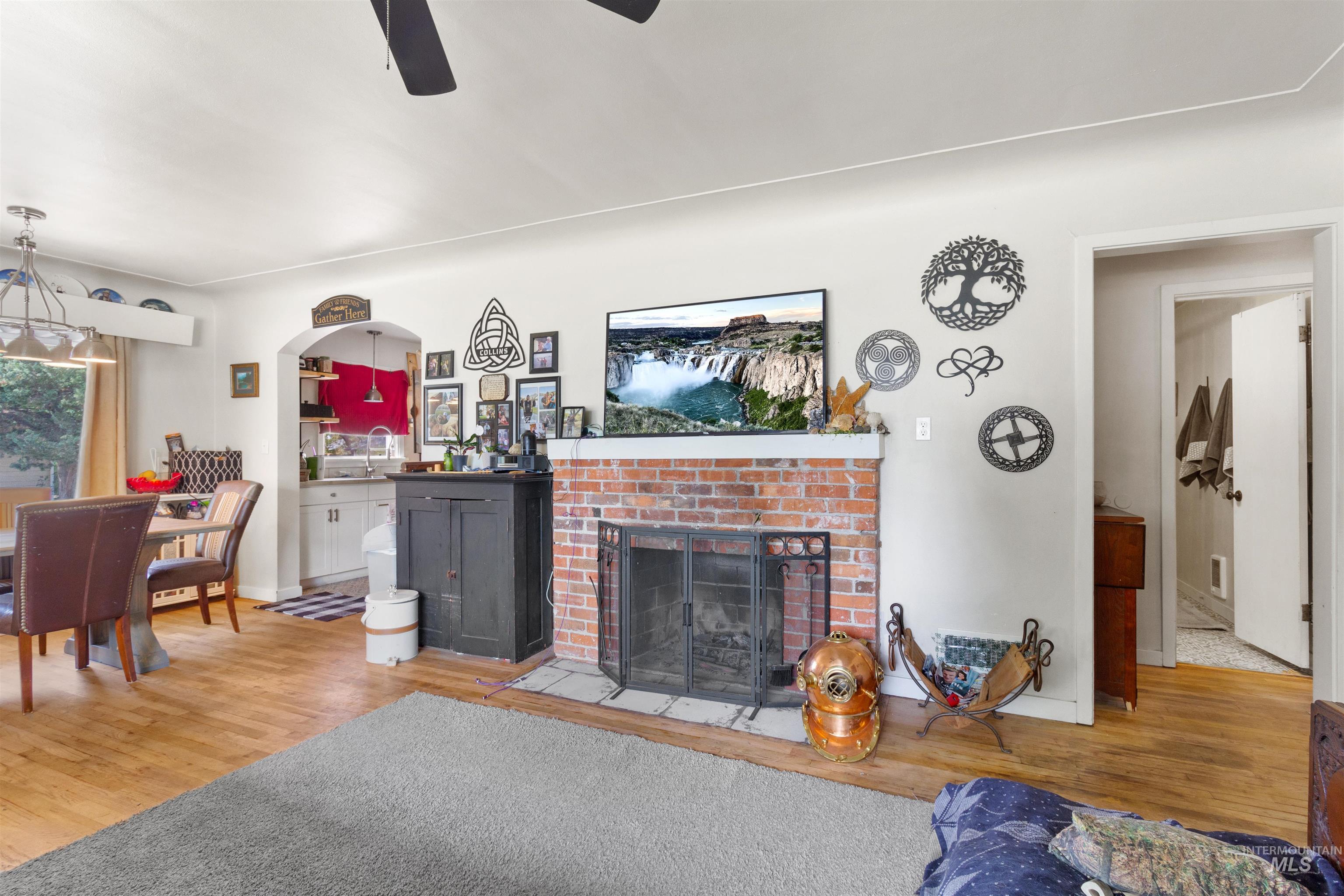 1403 8th Ave E Property Photo 6
