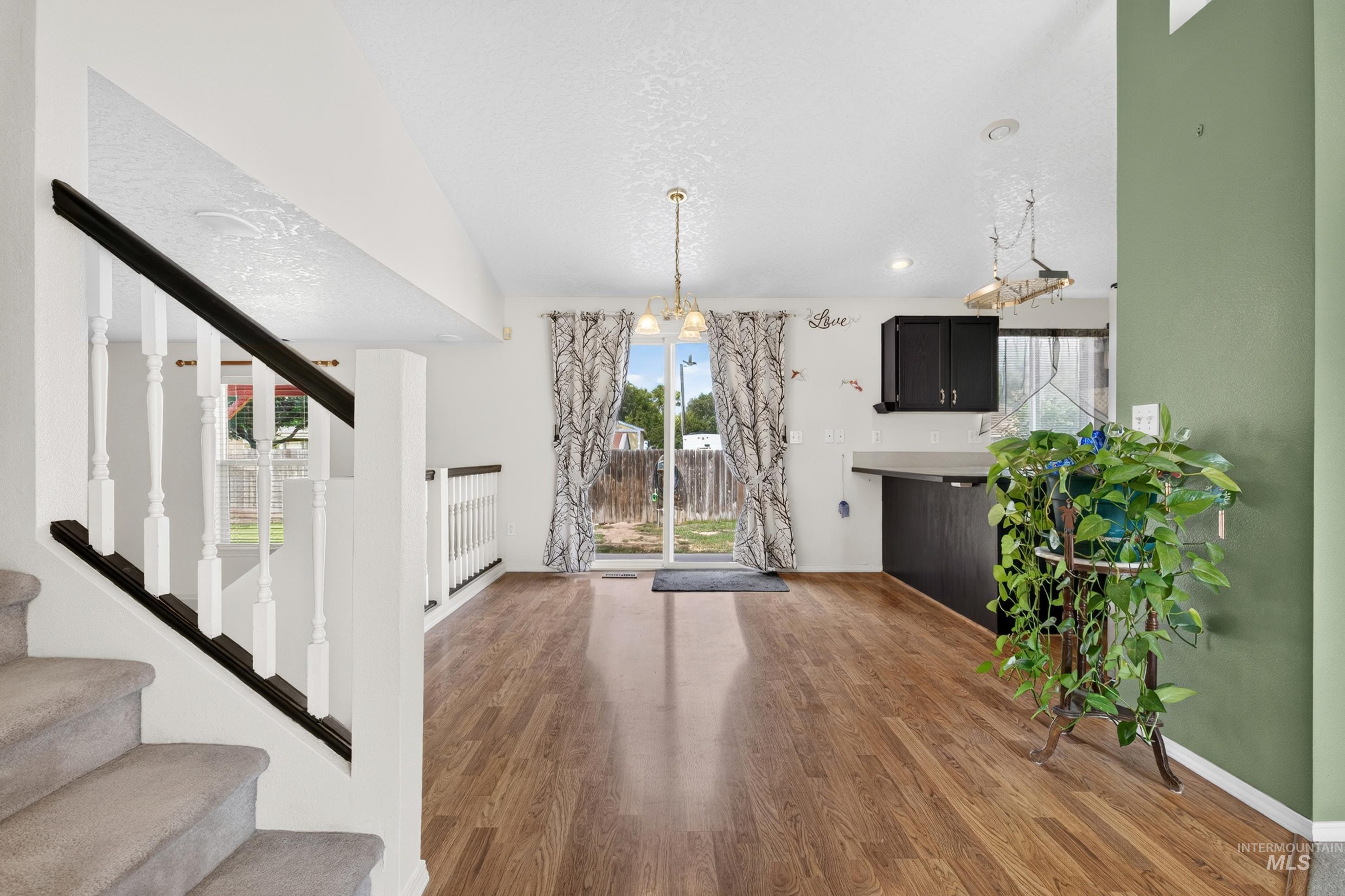 1209 Cattail St Property Photo 4