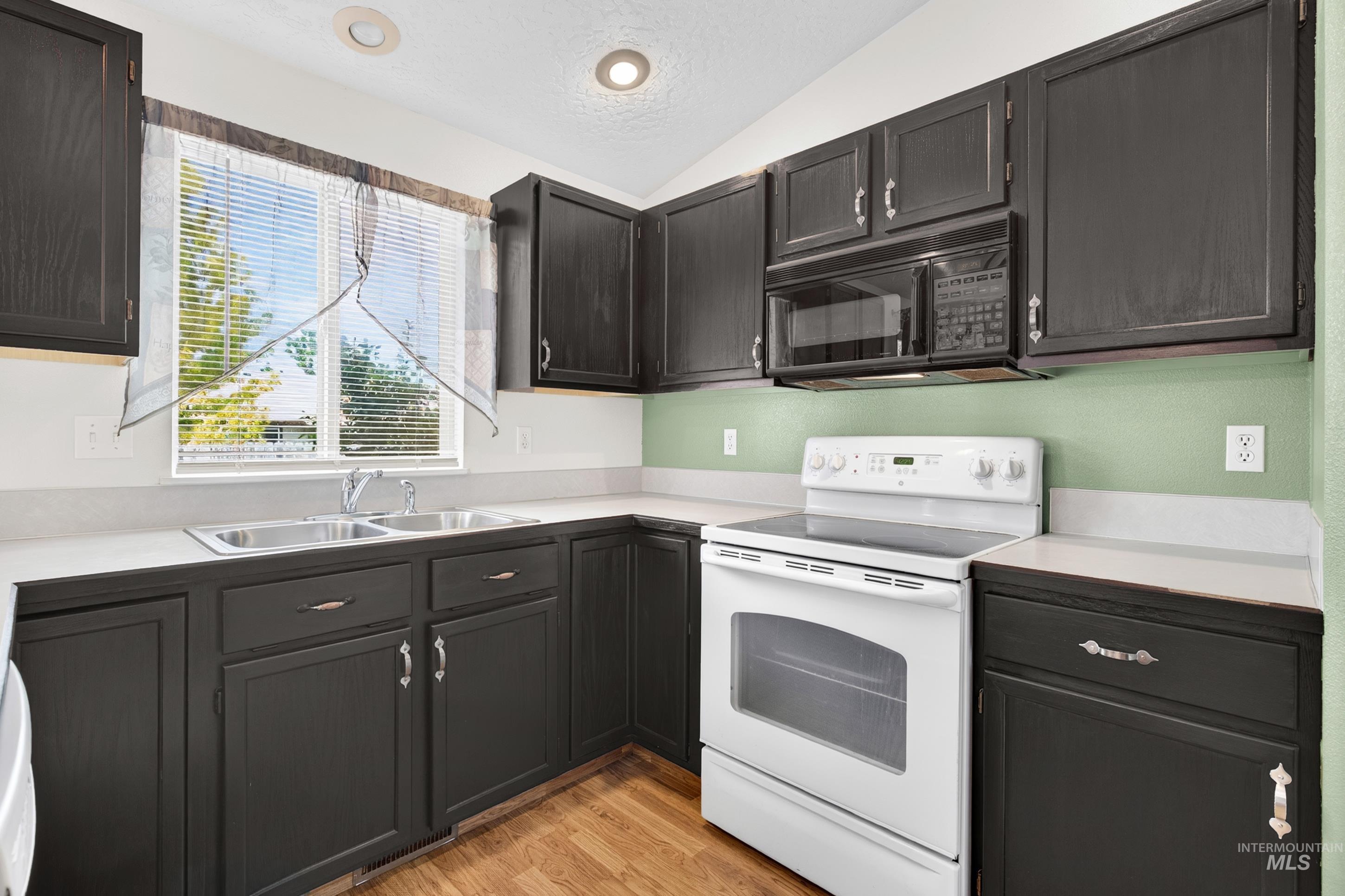 1209 Cattail St Property Photo 10