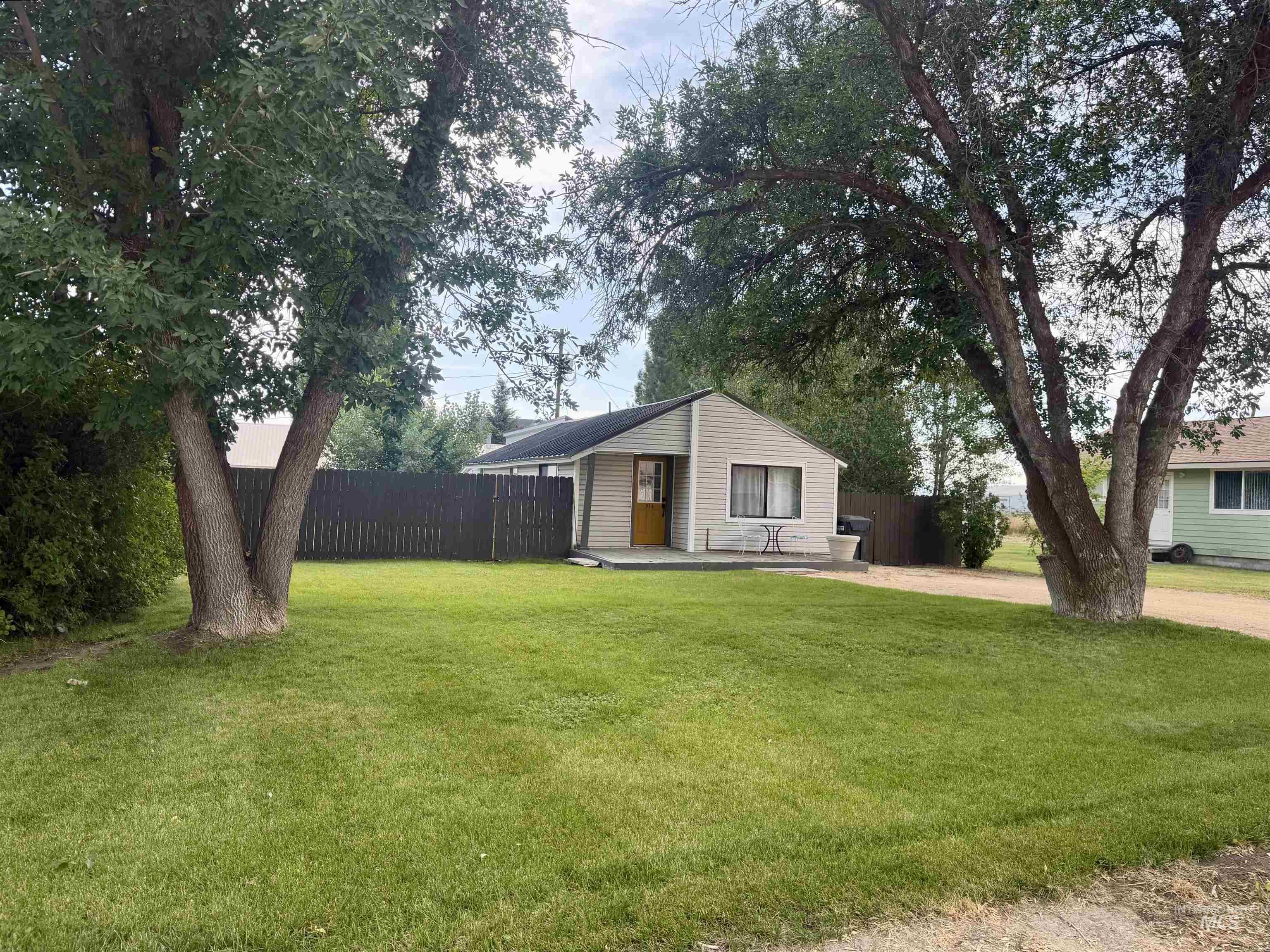 314 W Willow Property Photo 1