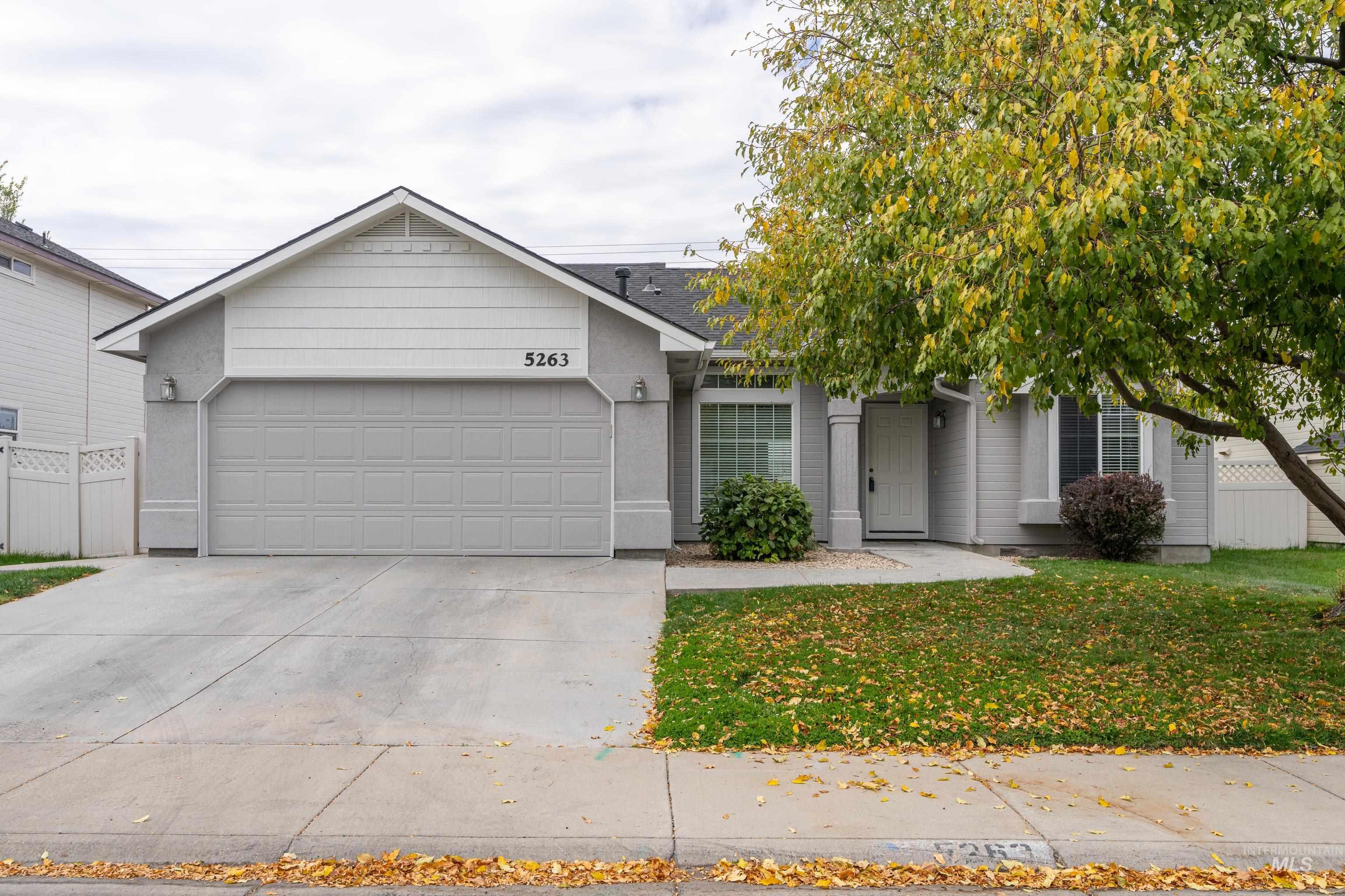 5263 N Arezzo Ave. Property Photo 2