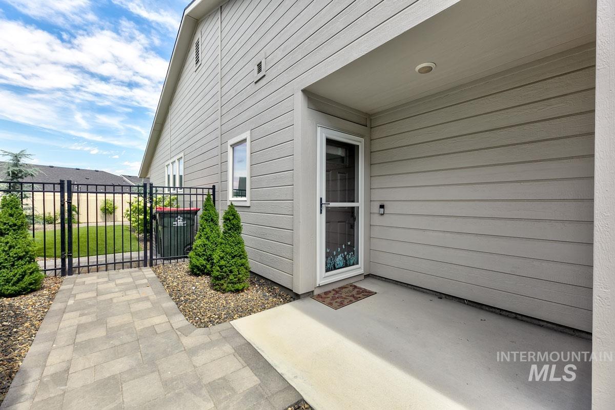 122 W Hyndman Drive Property Photo 2