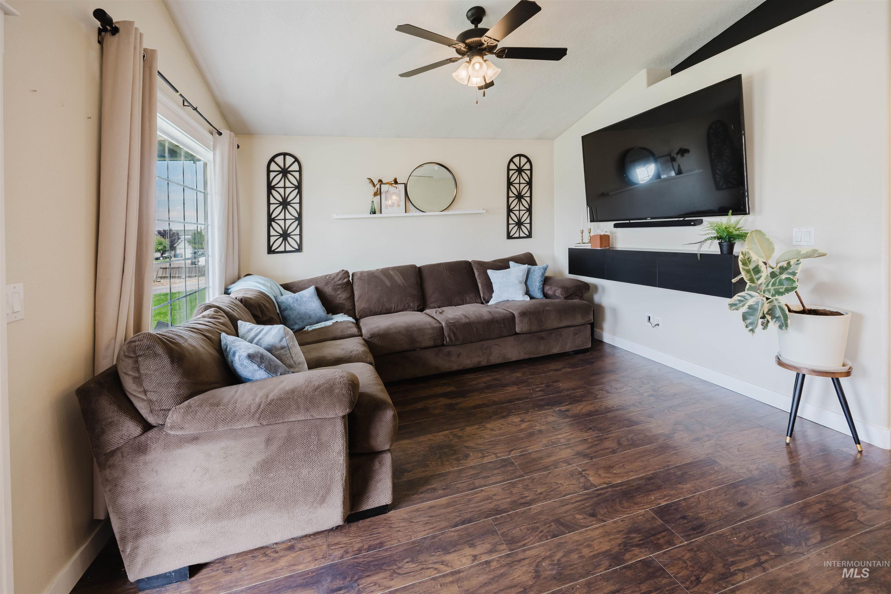 5115 Oxbow Avenue Property Photo 4