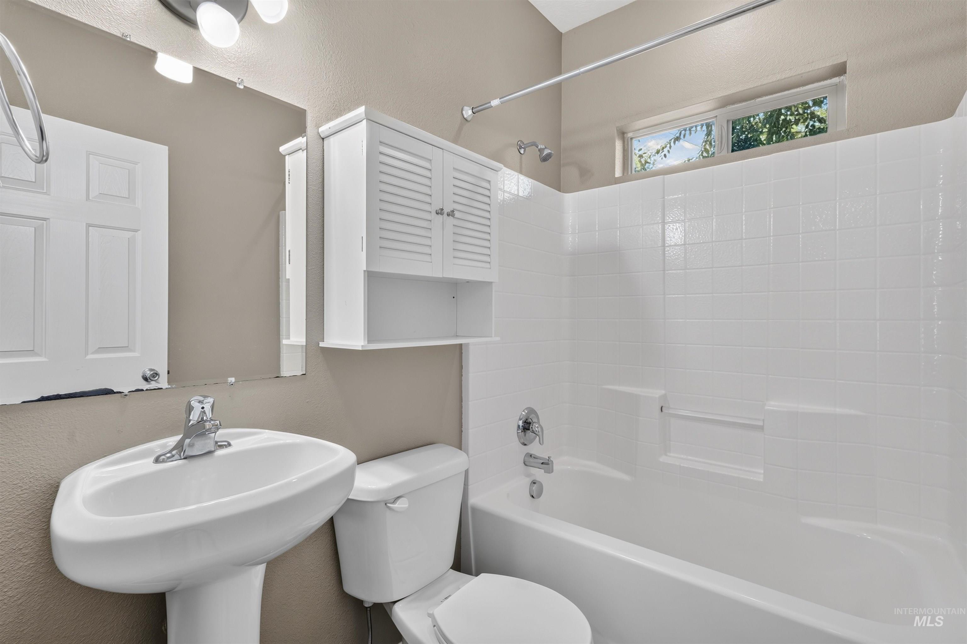 2805 W Moore St Property Photo 6
