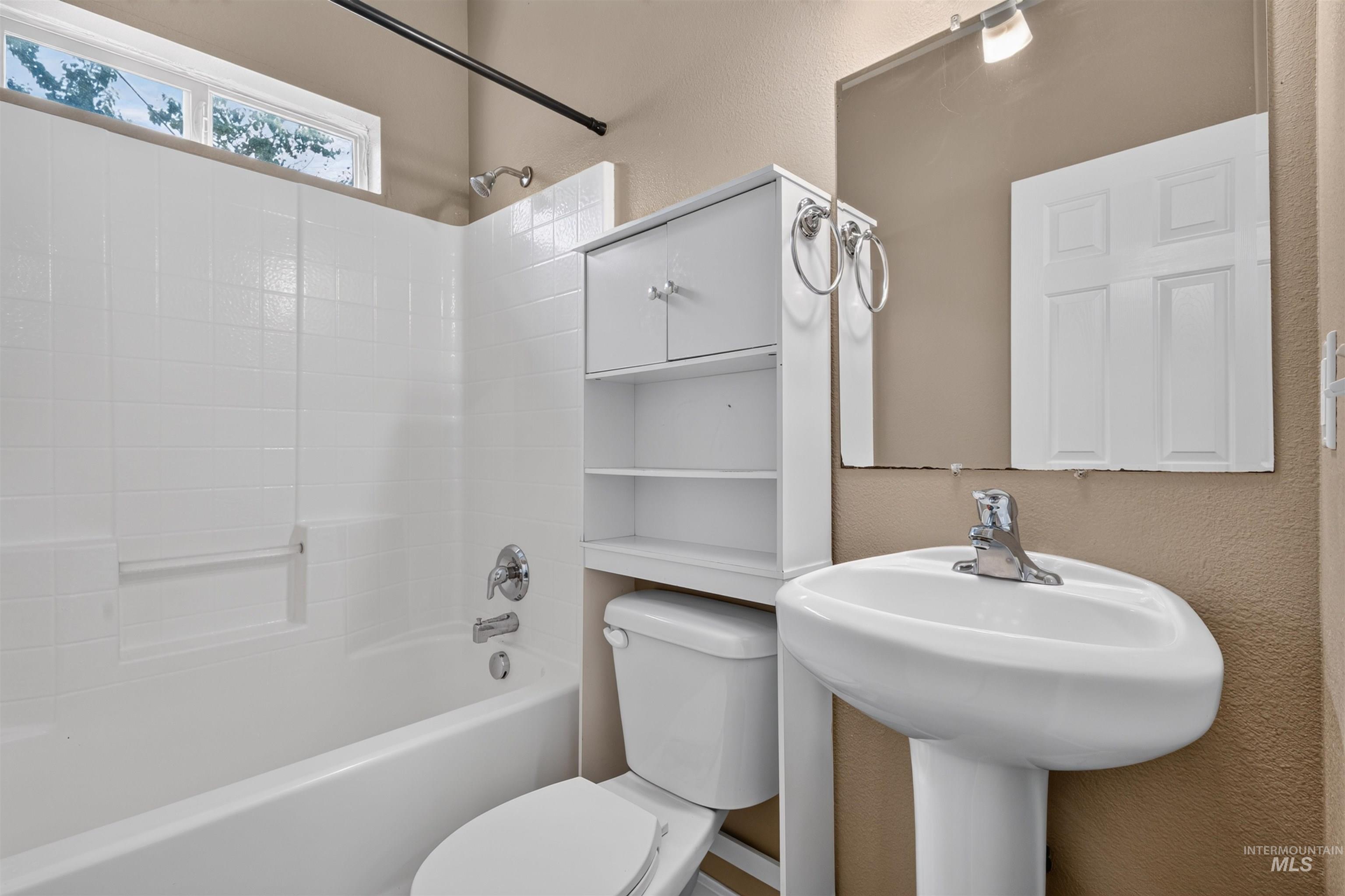 2805 W Moore St Property Photo 8