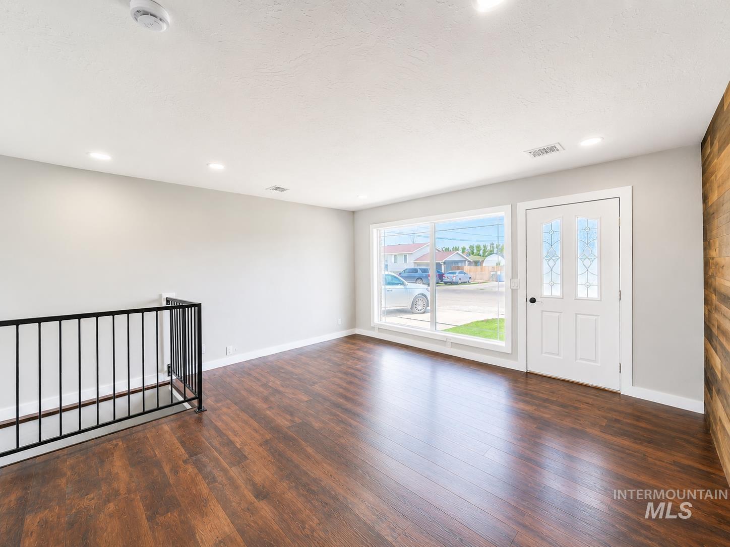 905 15th Drive Property Photo 4