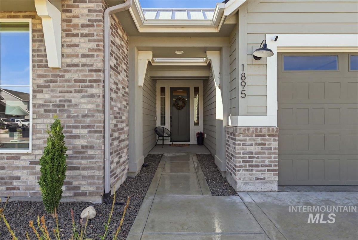 1895 E Spire Street Property Photo 3