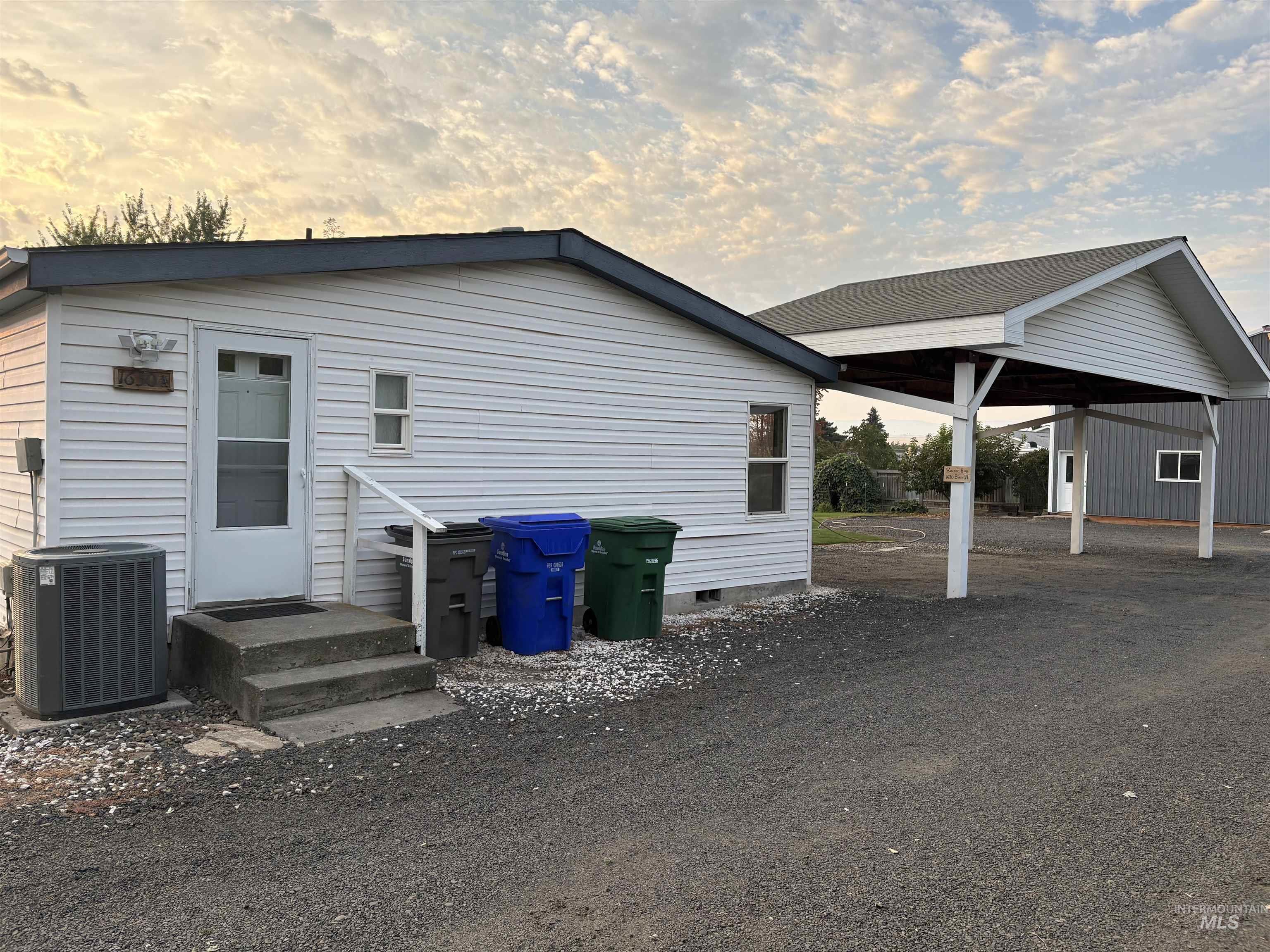 1630 Birch Ave #a & #b Property Photo 19
