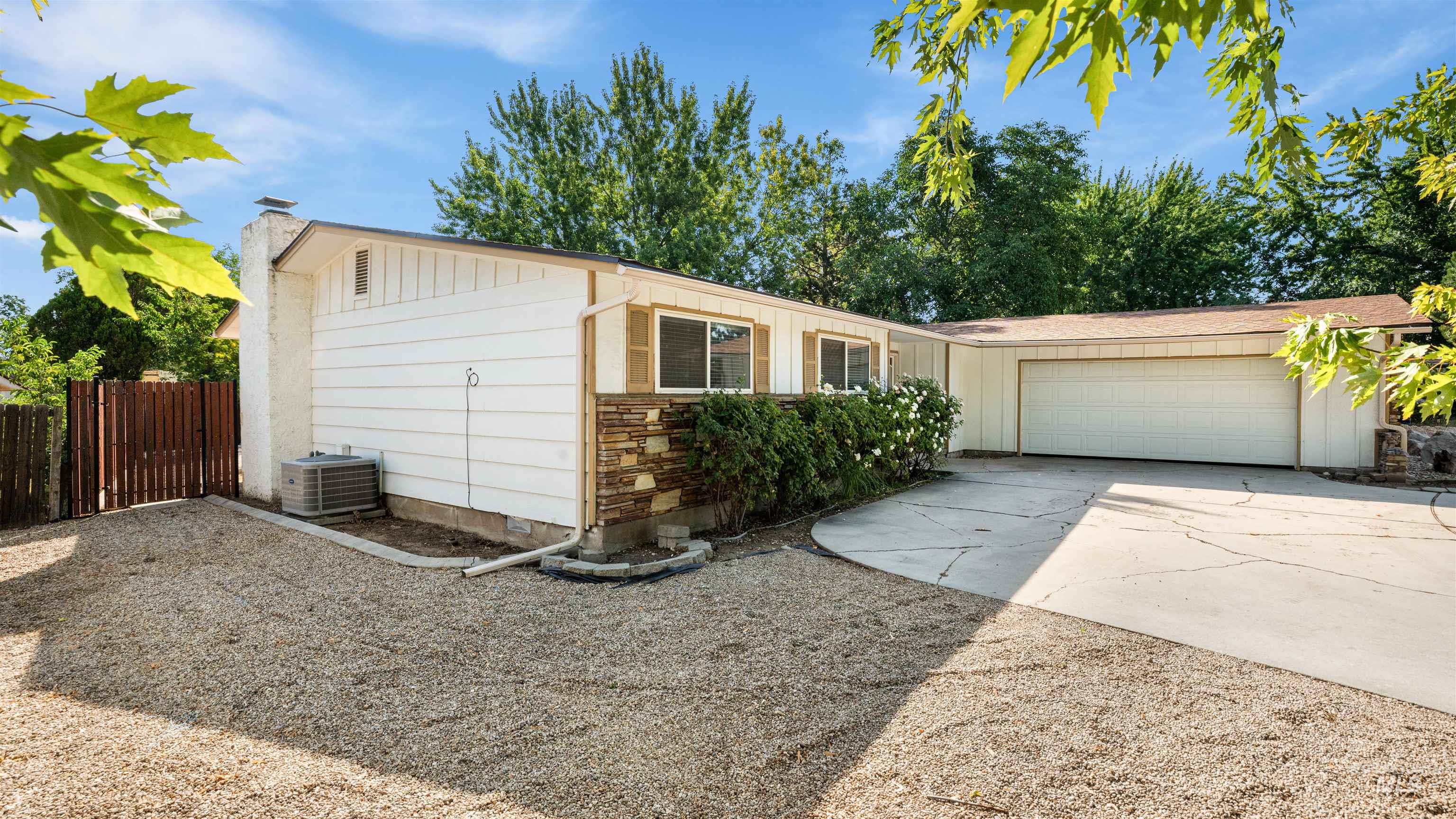 4054 N Maple Grove Rd Property Photo 4