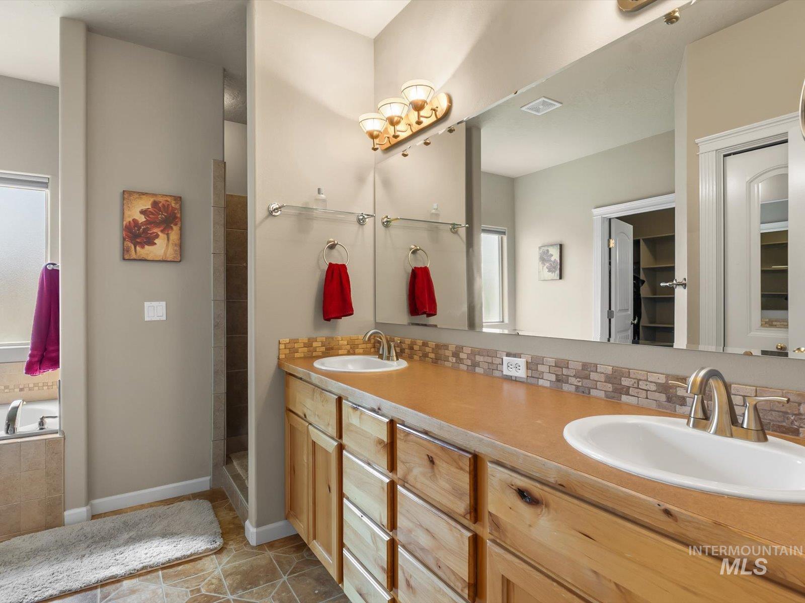 1118 Regency Way Property Photo 27