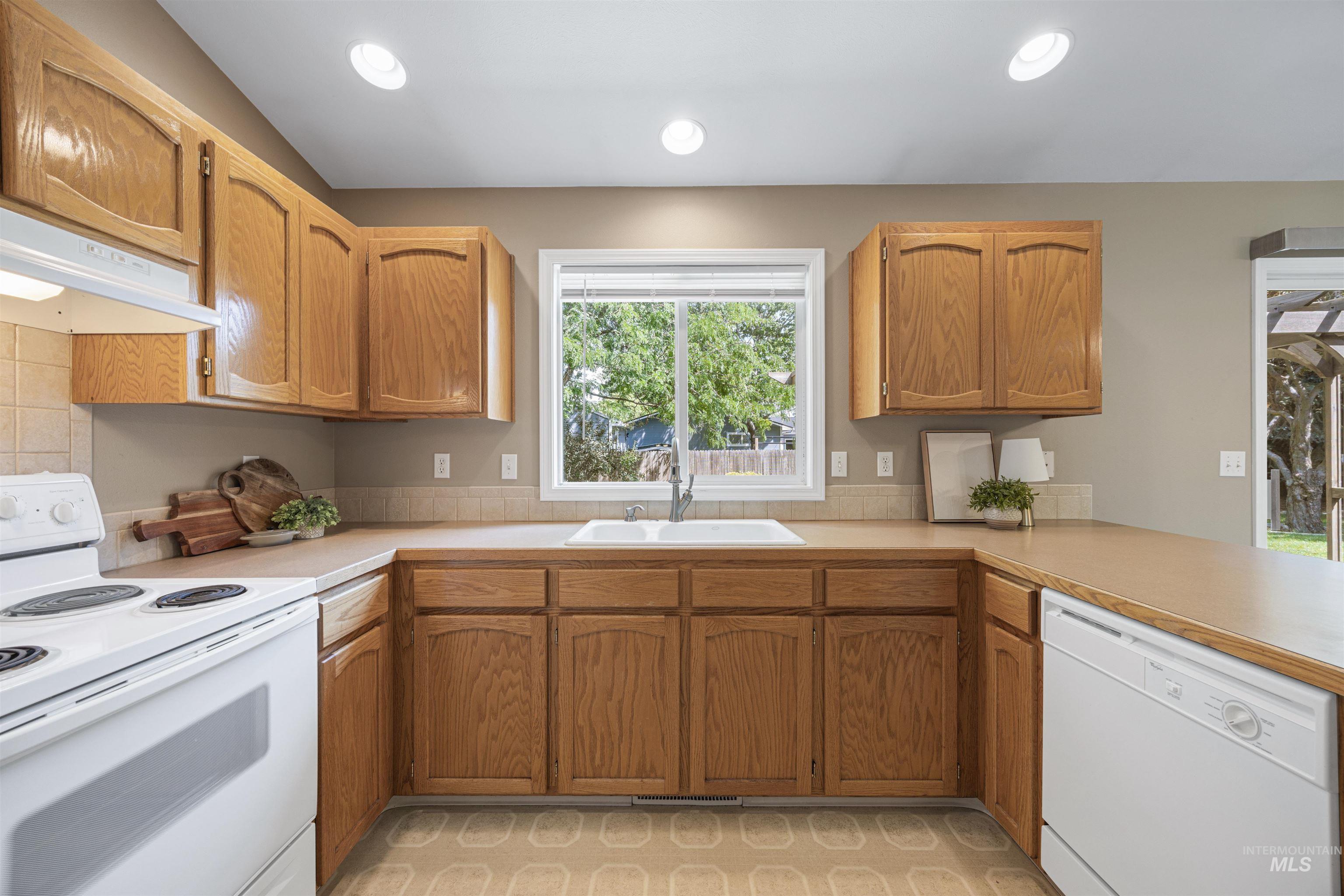 5522 S Santa Cruz Property Photo 3