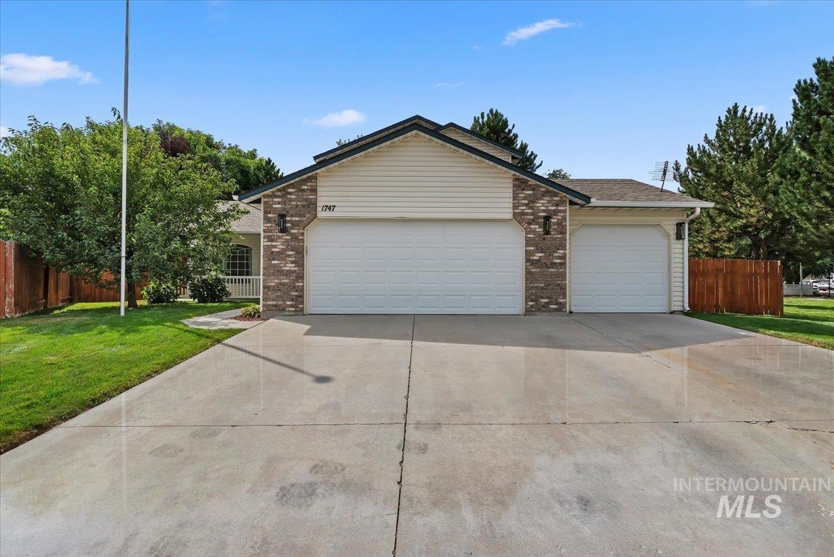 1747 N Four Point Pl Property Photo 2