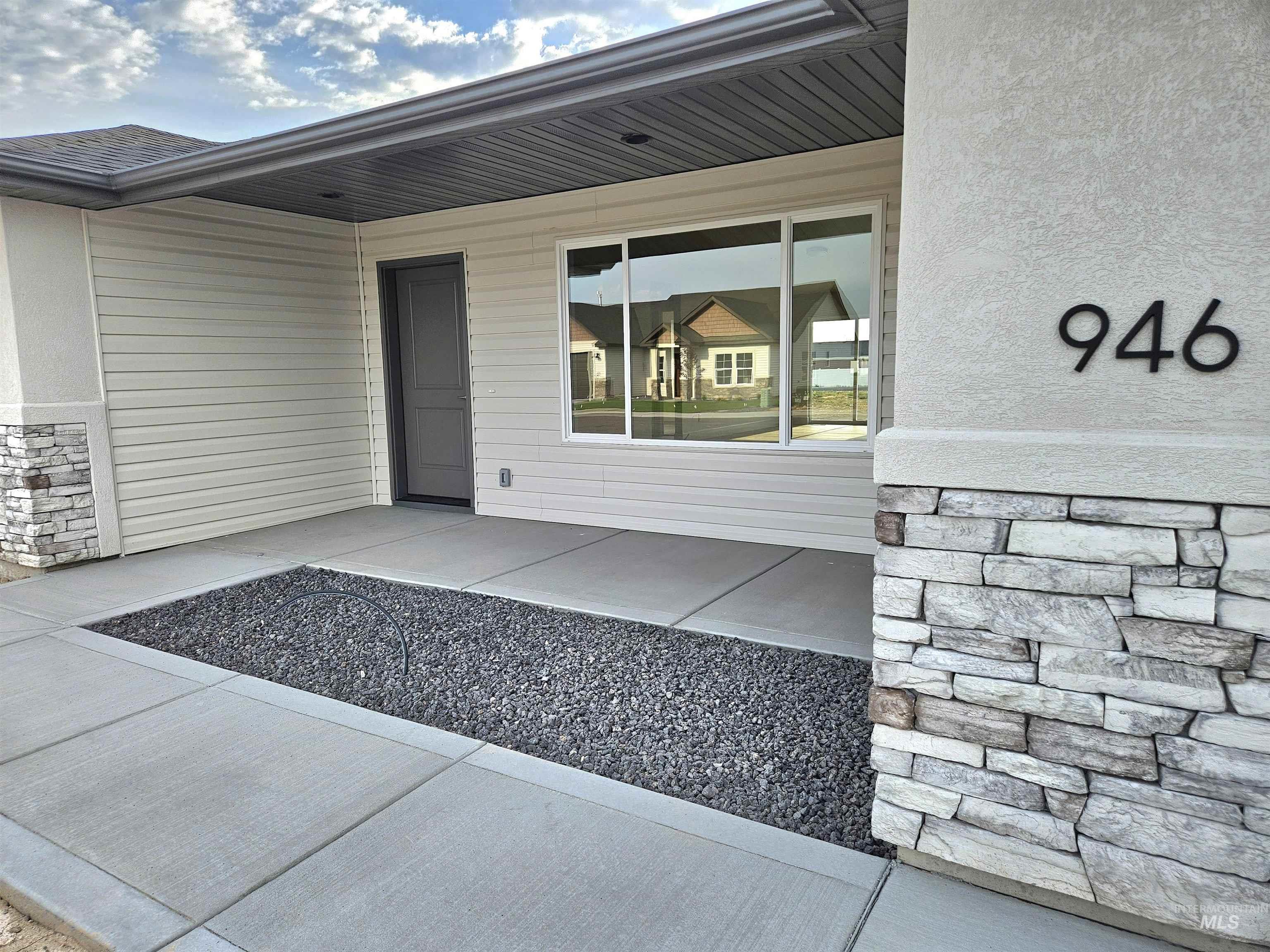 946 Tunnel Street Property Photo 3