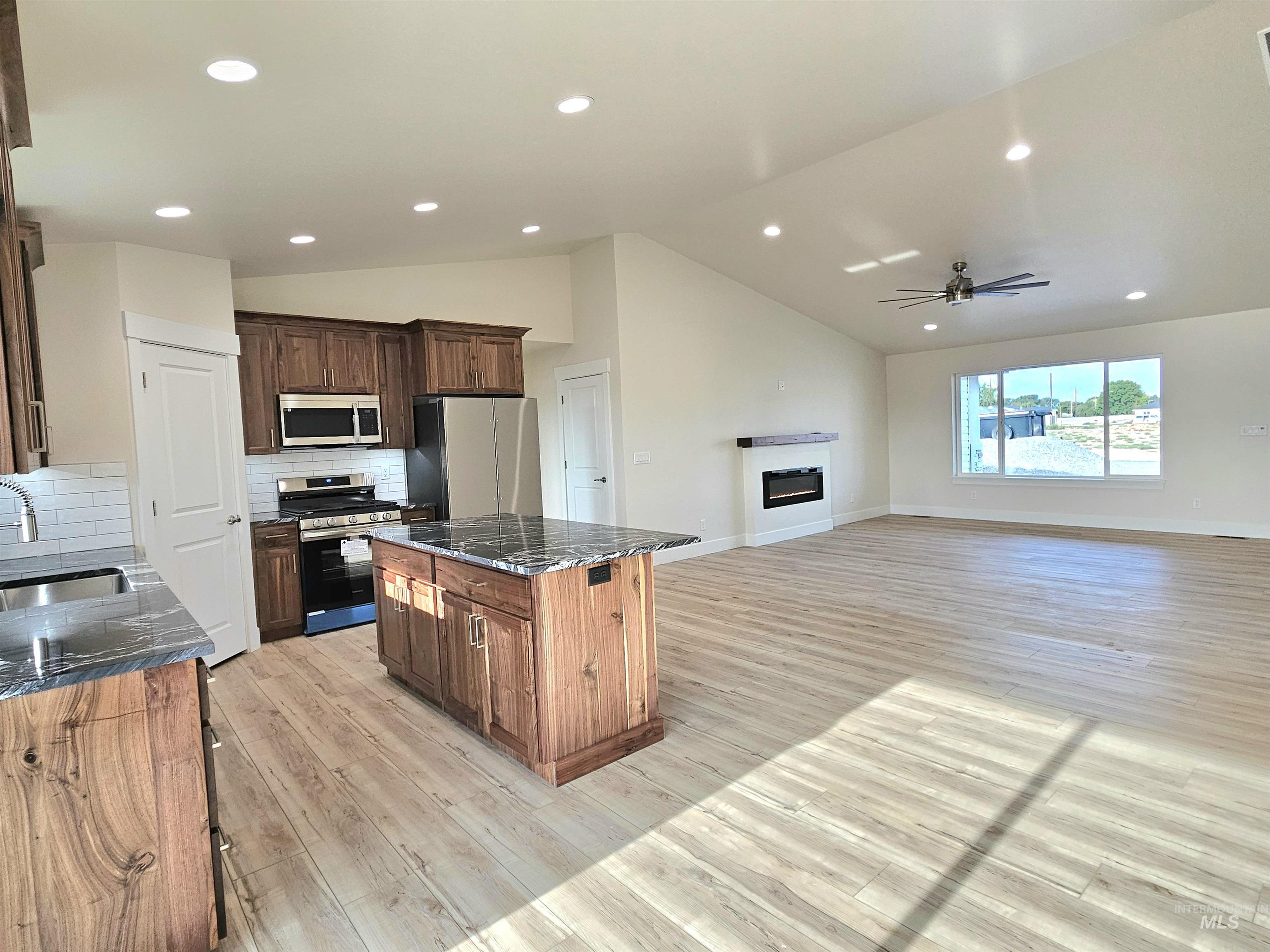 946 Tunnel Street Property Photo 4