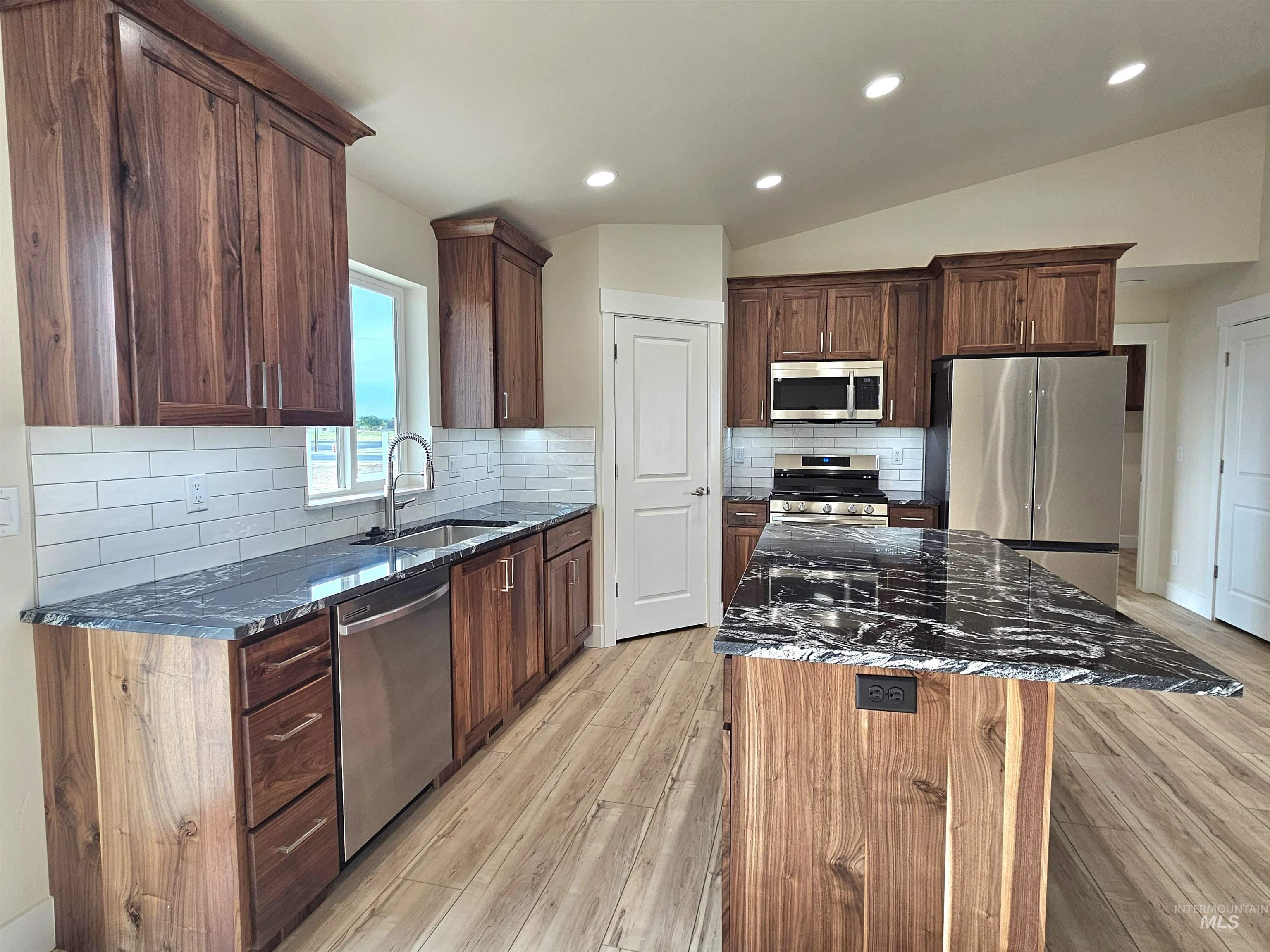 946 Tunnel Street Property Photo 7