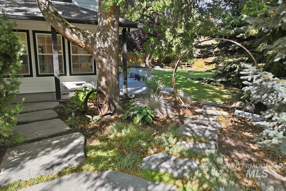 948 E Monarch St Property Photo 3