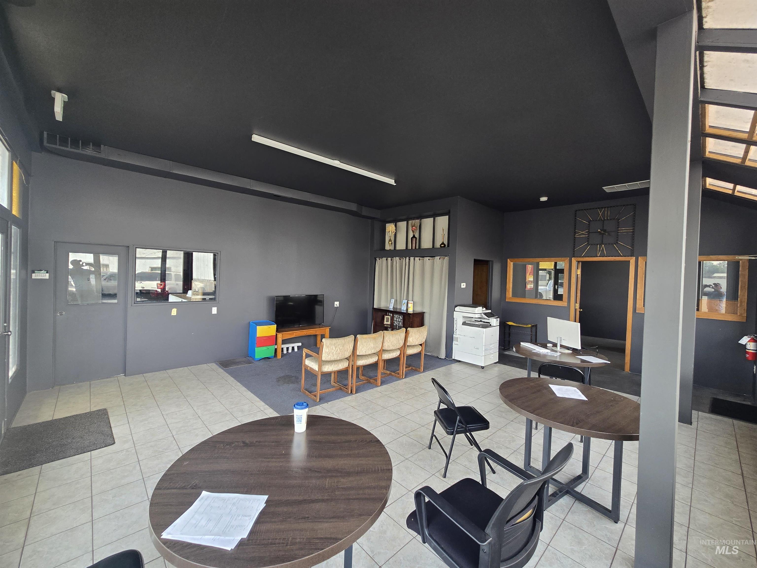 300 Diagonal St. Property Photo 2