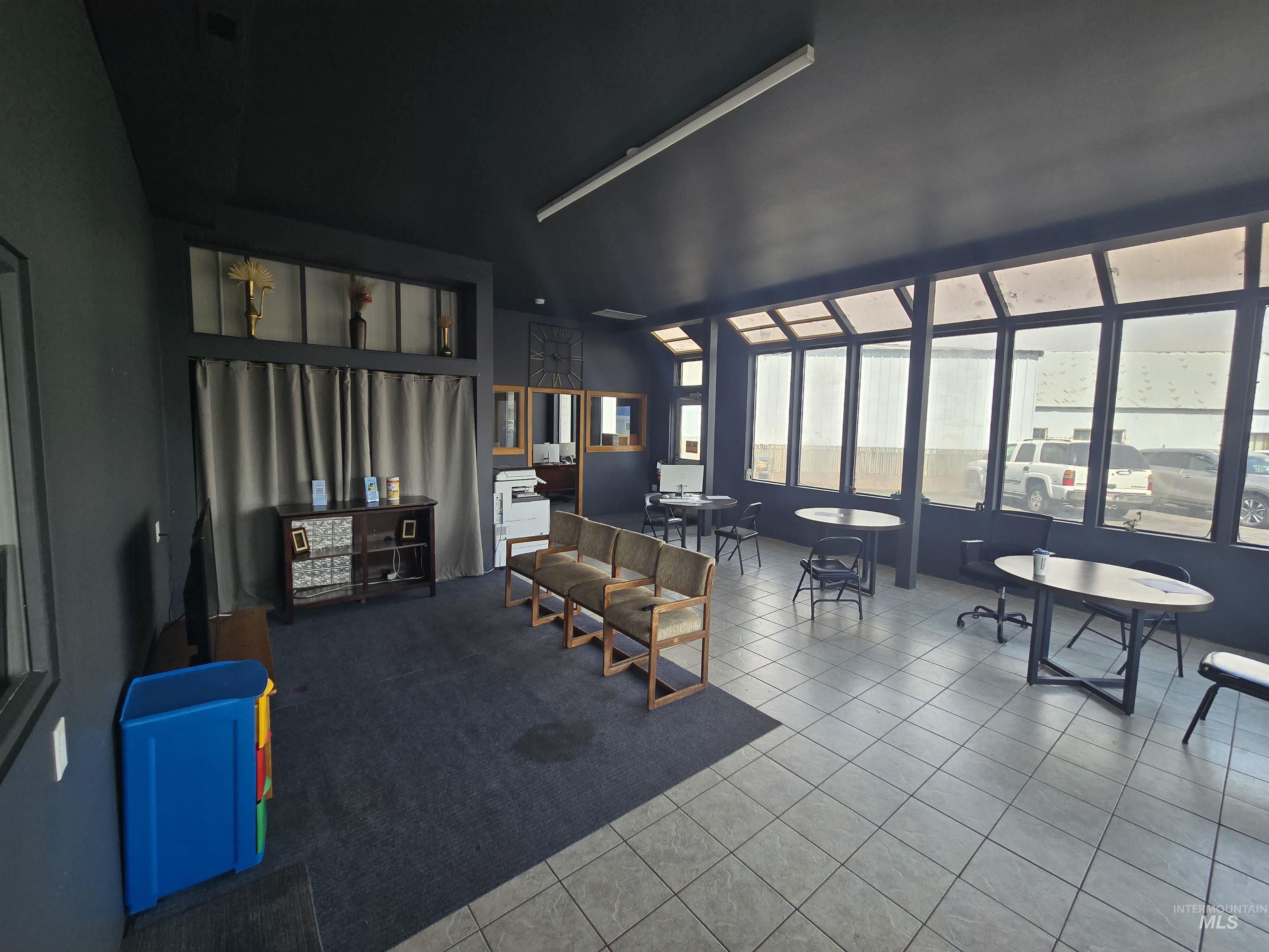 300 Diagonal St. Property Photo 3
