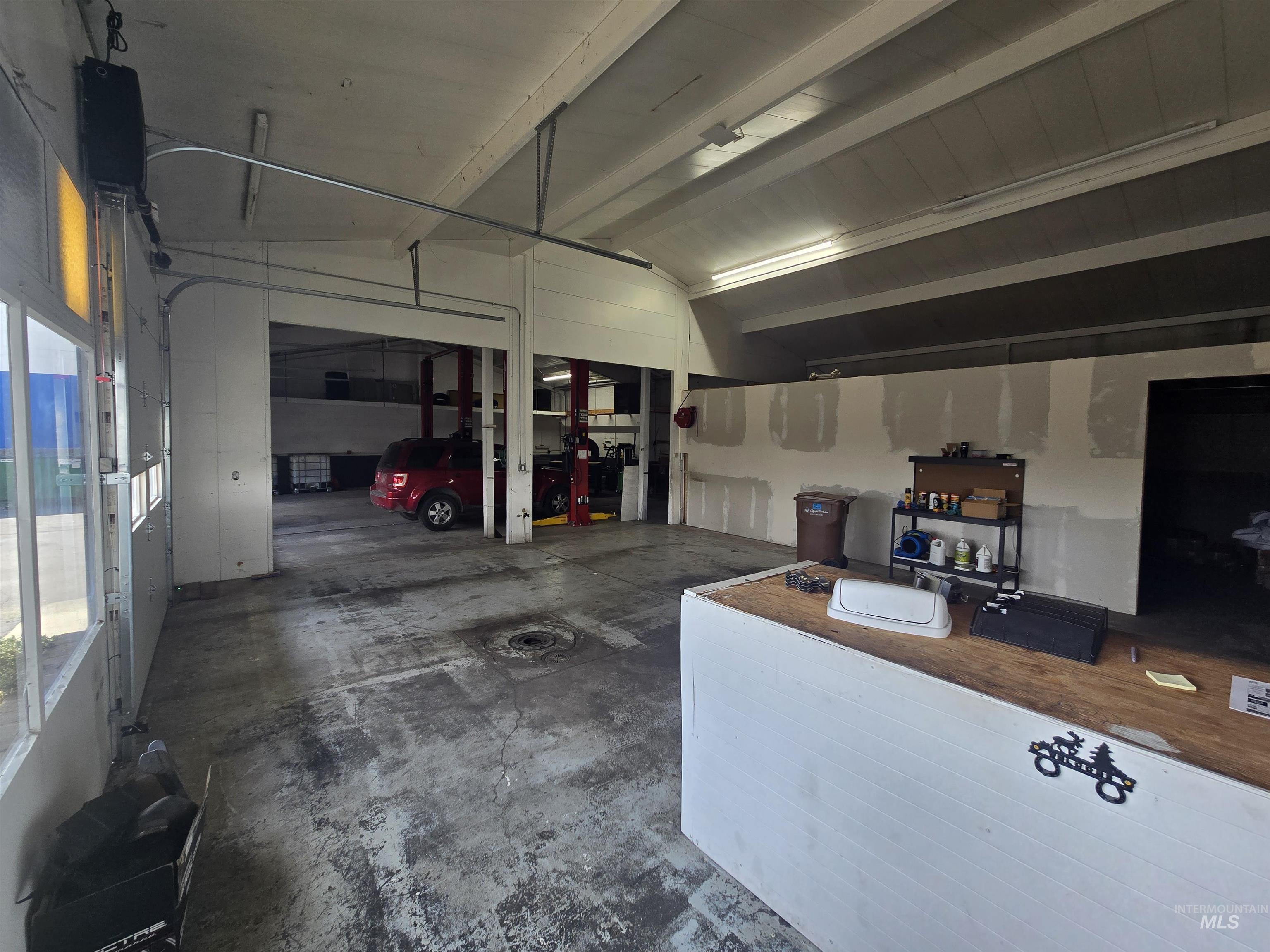 300 Diagonal St. Property Photo 6