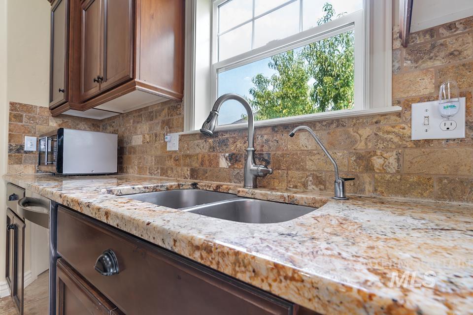 530 Syringa Falls Ct Property Photo 14