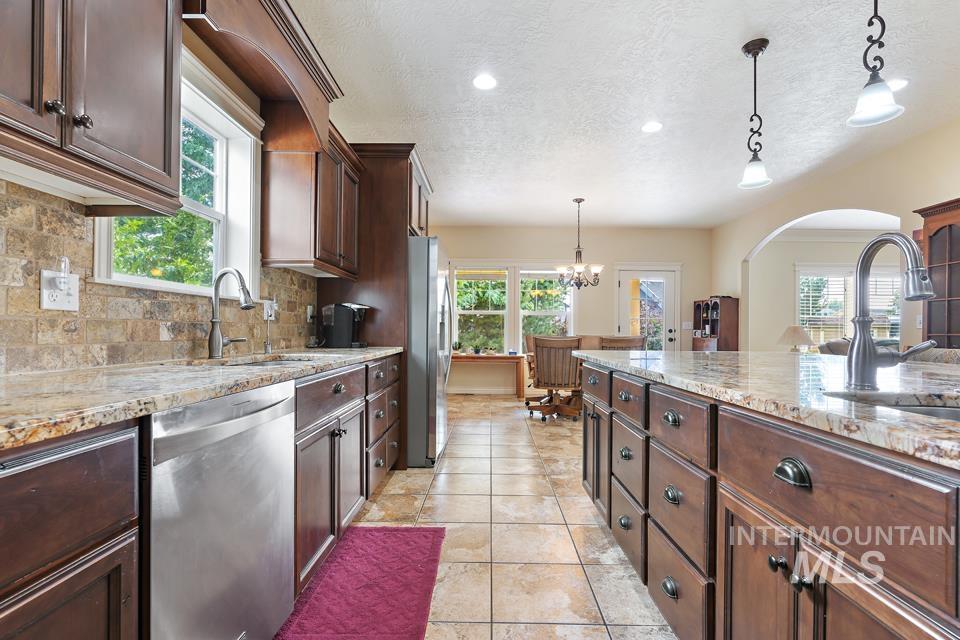 530 Syringa Falls Ct Property Photo 15