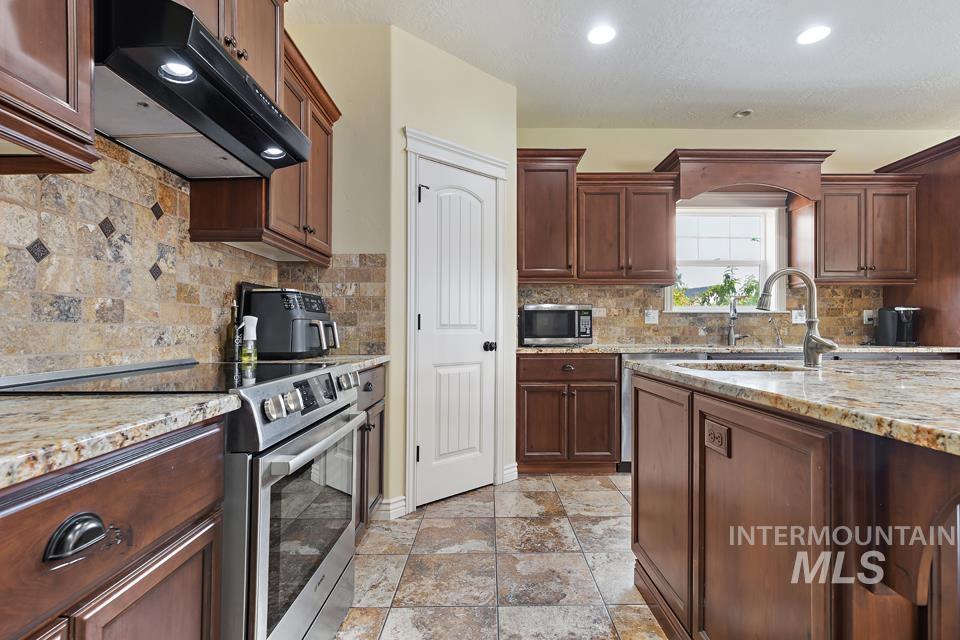 530 Syringa Falls Ct Property Photo 16