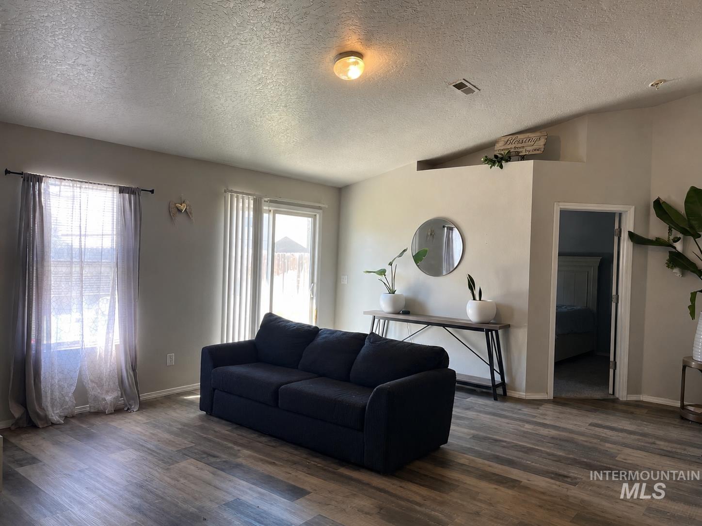 222 Middlepark Way Property Photo 4