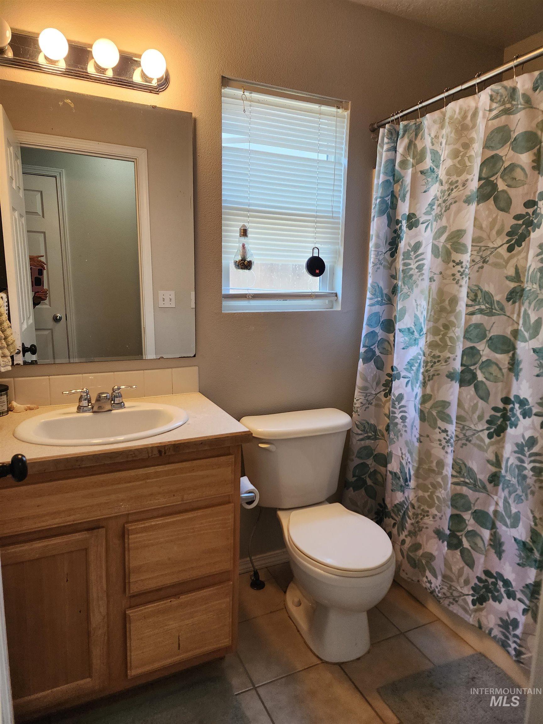 222 Middlepark Way Property Photo 15