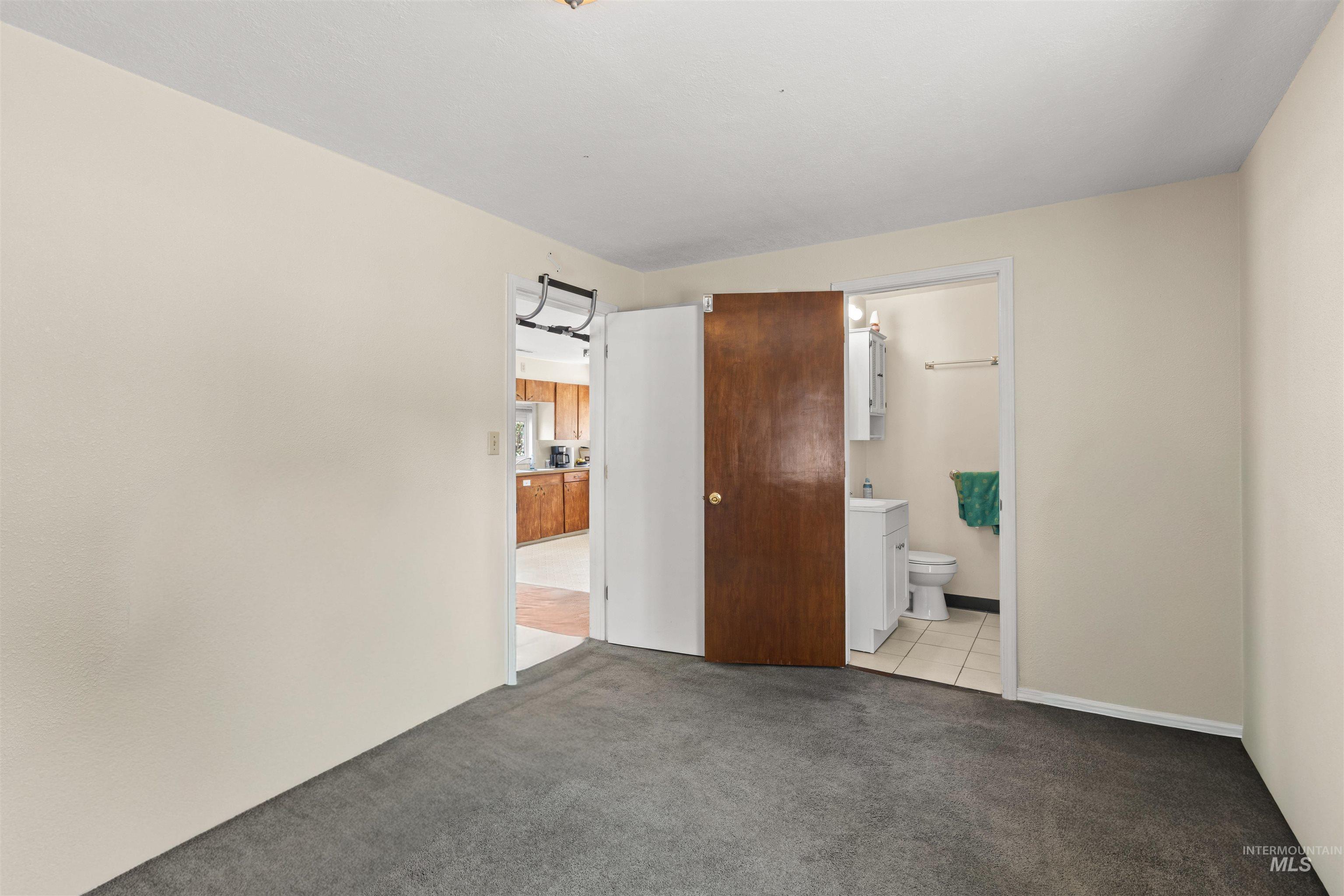 205 W 35th St Property Photo 12