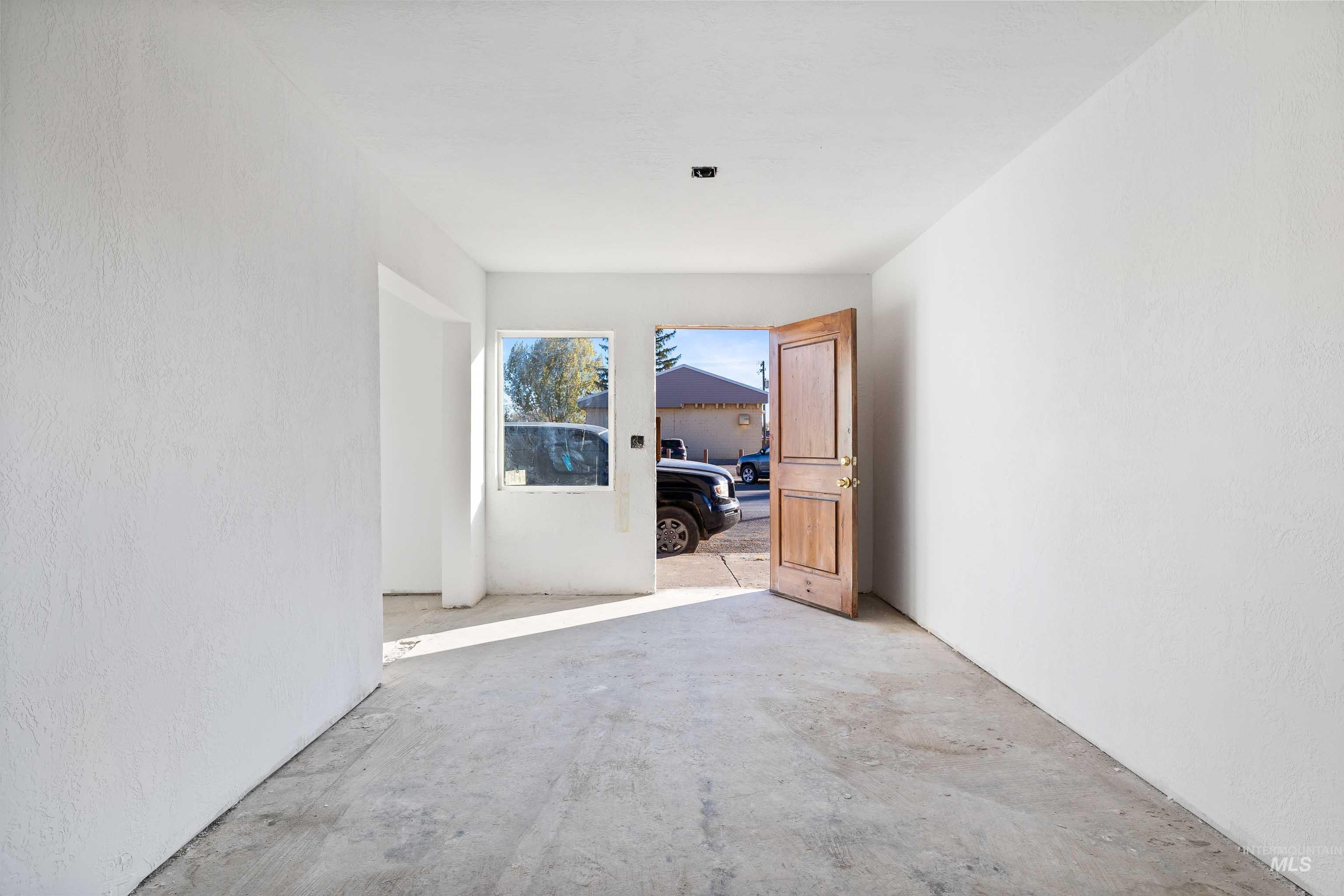 105 E Idaho St Property Photo 4