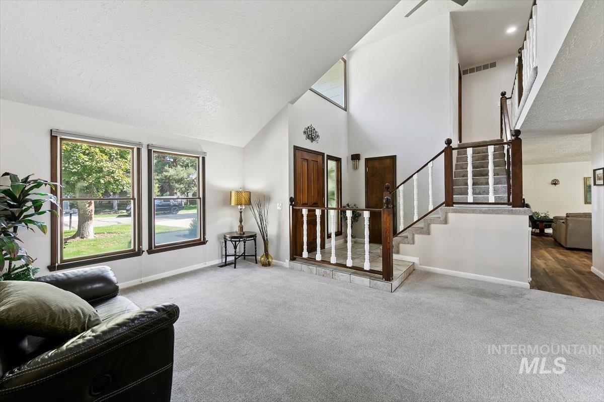 385 W Charlwood Ct Property Photo 3
