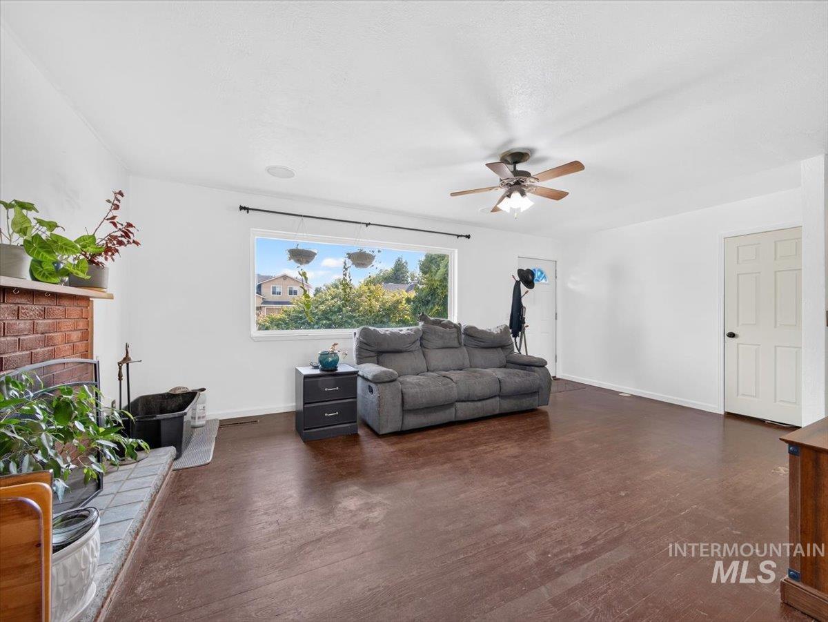 626 W Pine Ave Property Photo 6