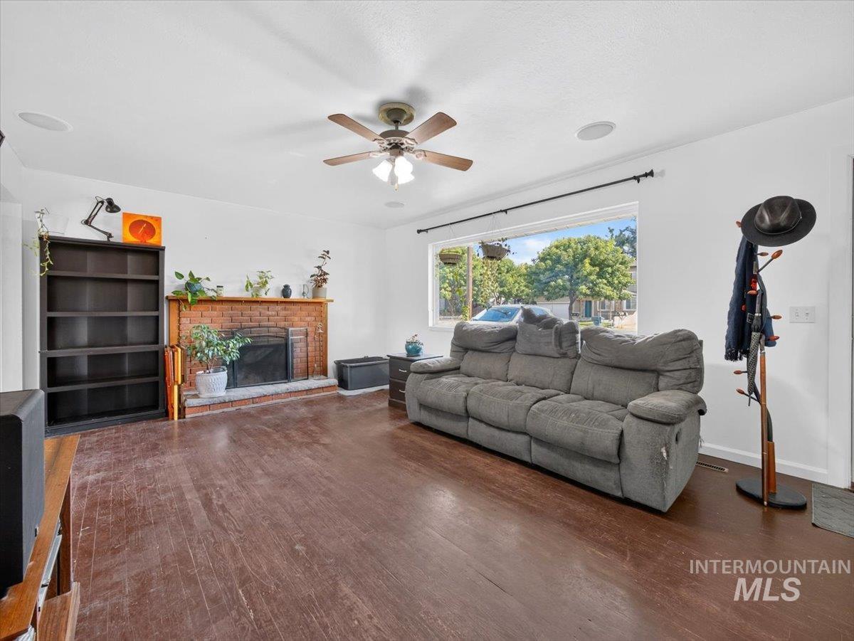 626 W Pine Ave Property Photo 7
