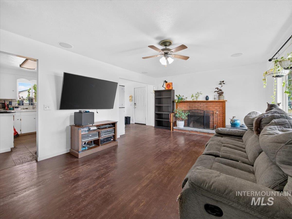626 W Pine Ave Property Photo 8
