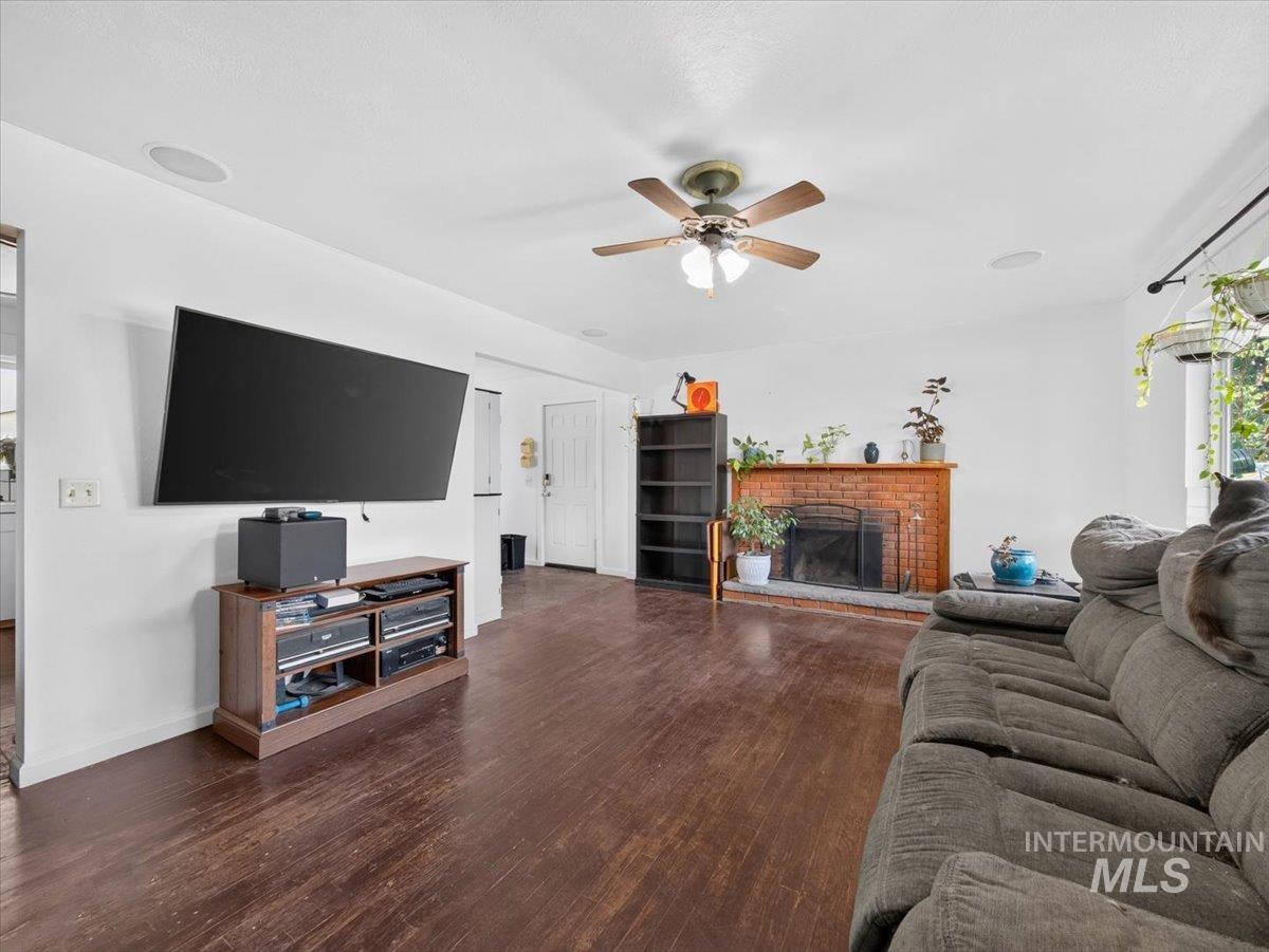 626 W Pine Ave Property Photo 9