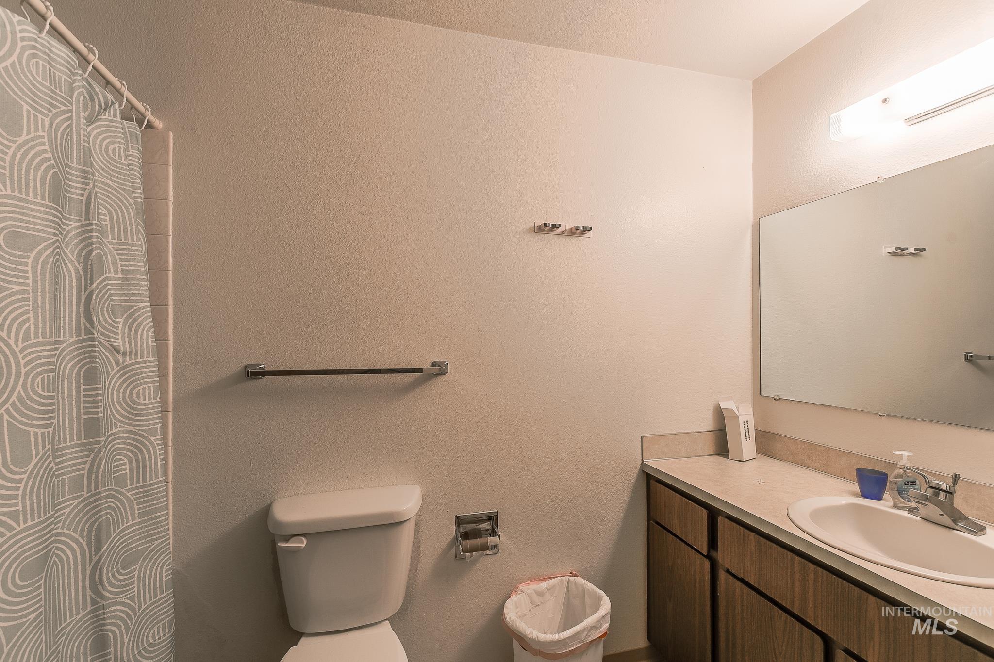 107 E 6th Property Photo 12