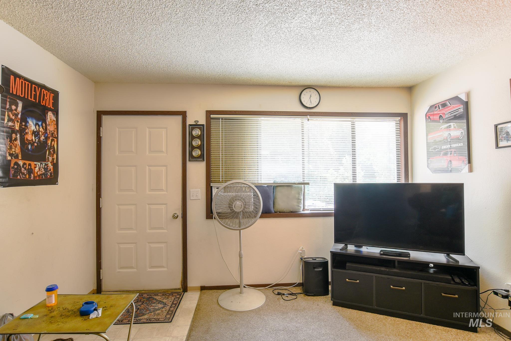 107 E 6th Property Photo 37