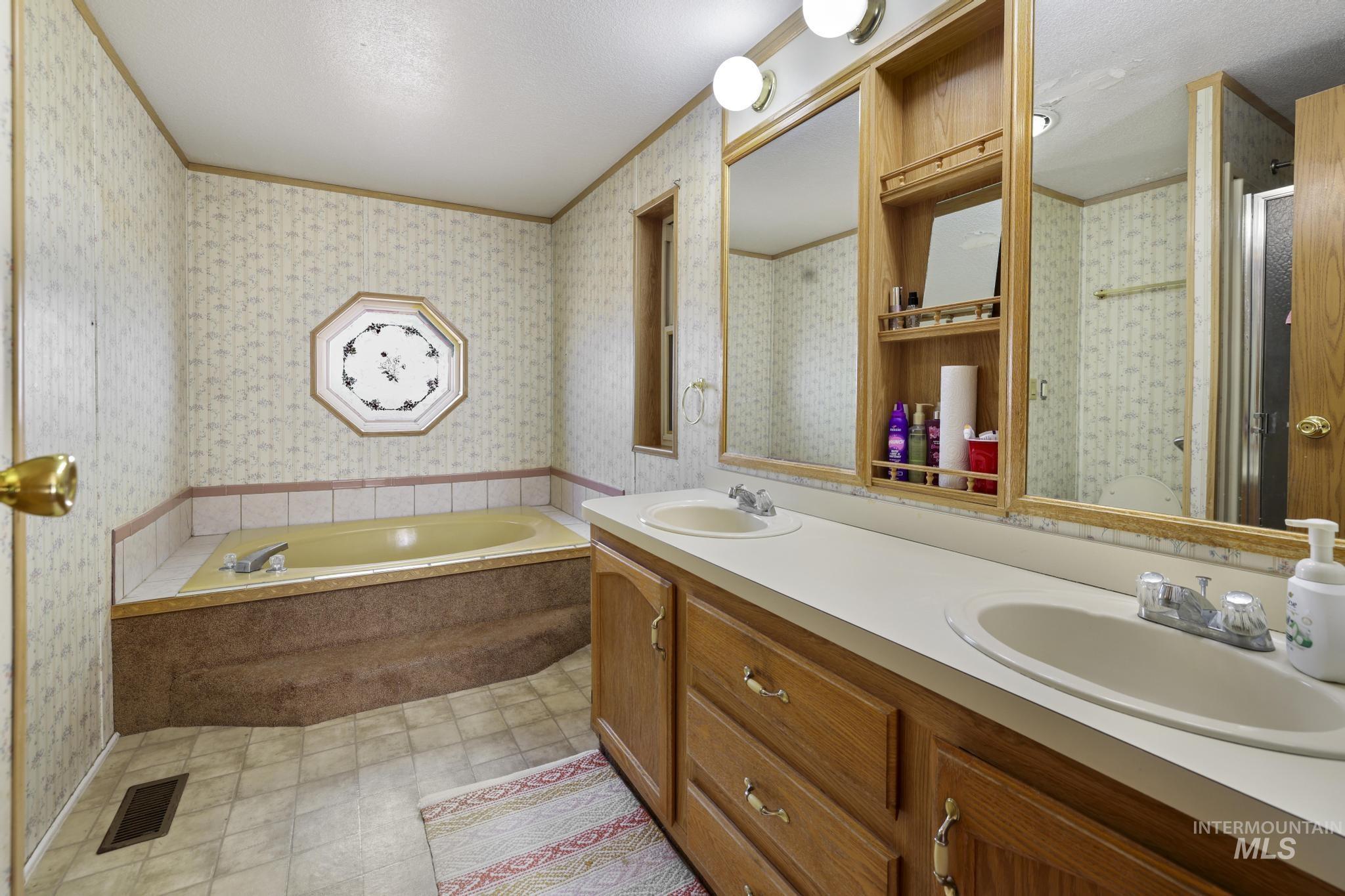 192 W Caswell Property Photo 18
