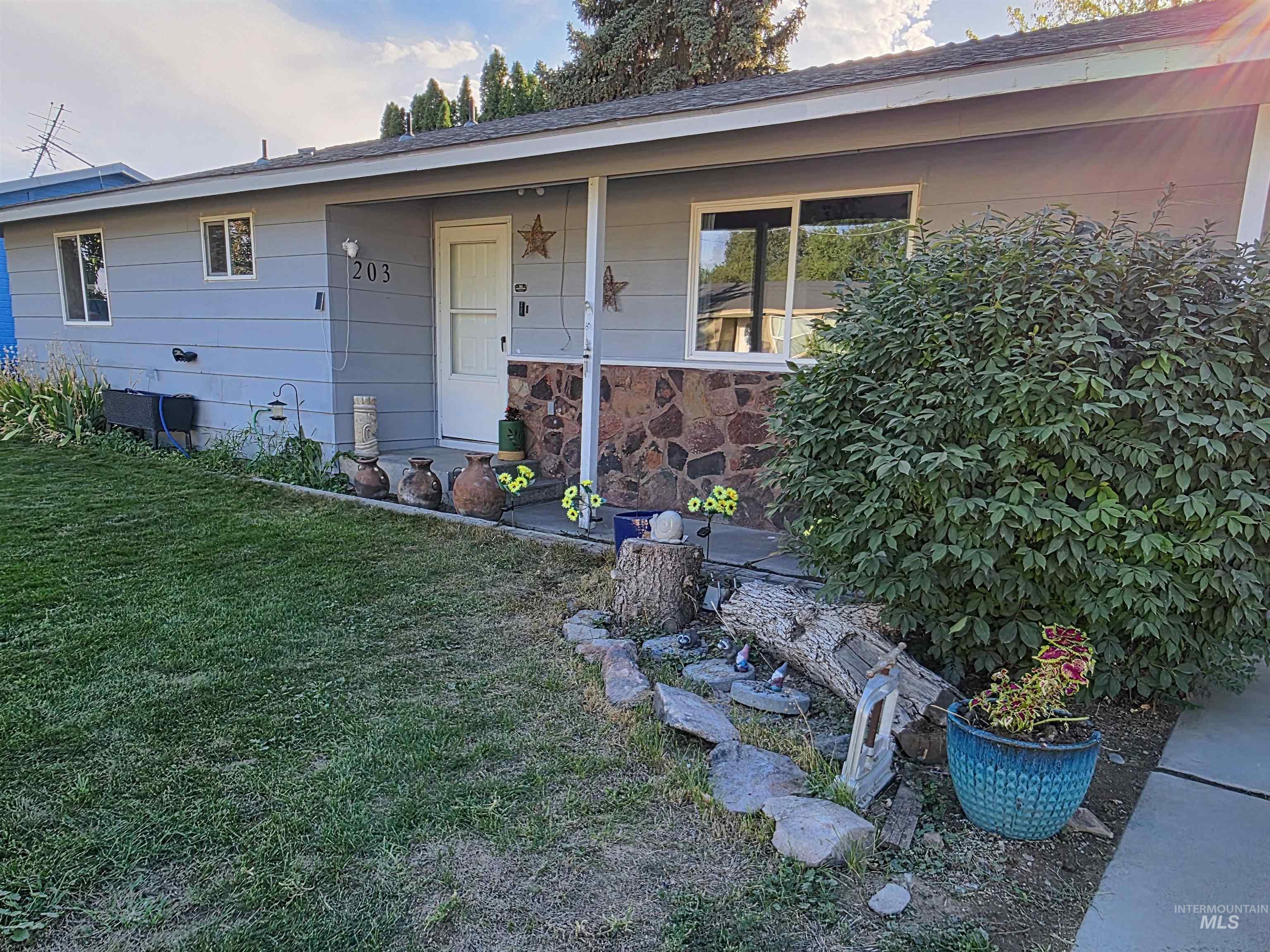 203 1st Ave W Property Photo 1