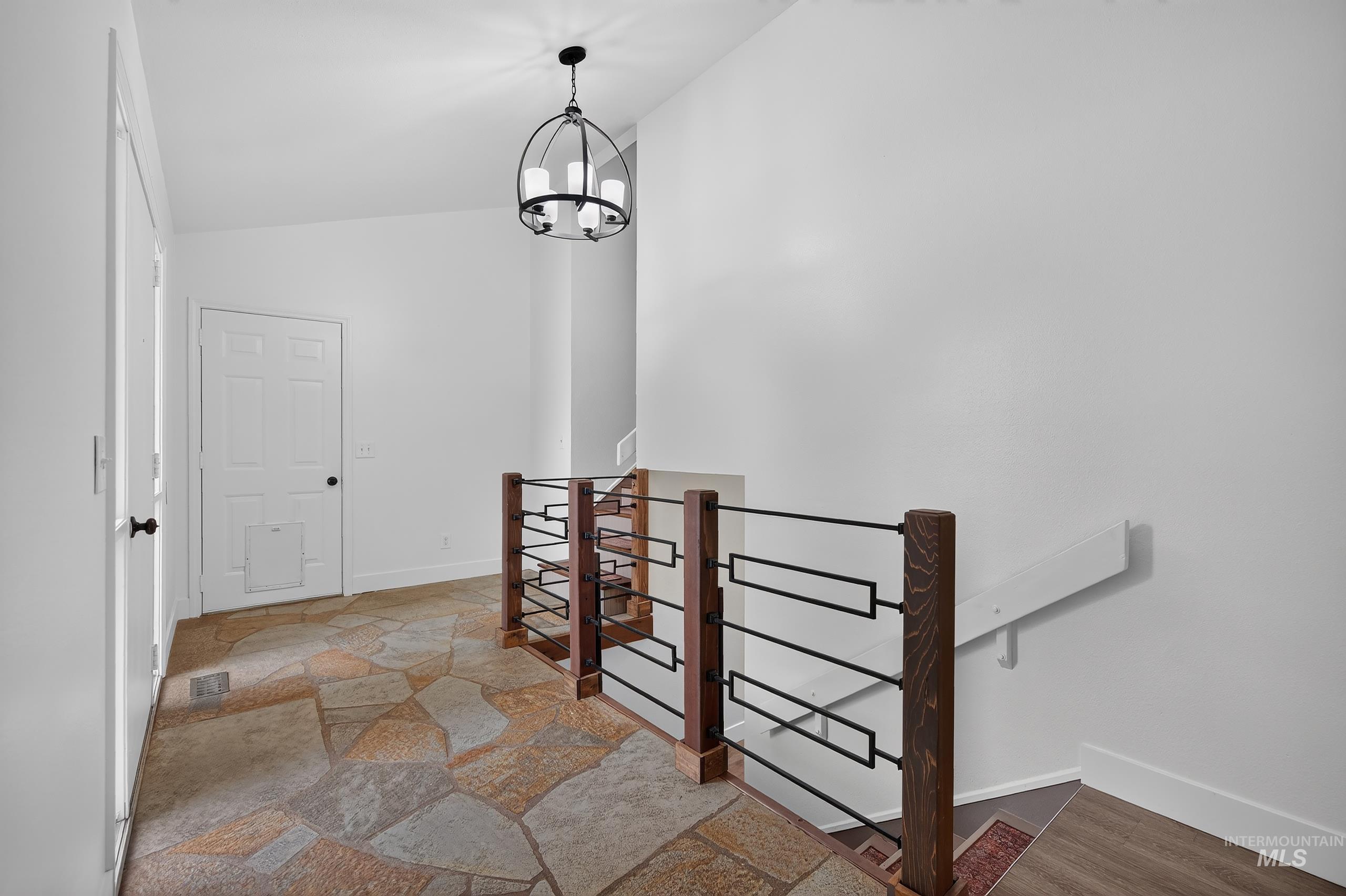 935 Farrington Dr Property Photo 4