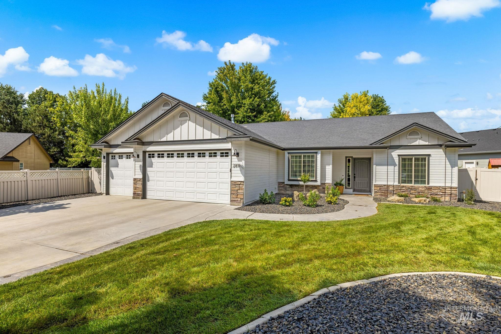 2818 E Shadowview Property Photo 1