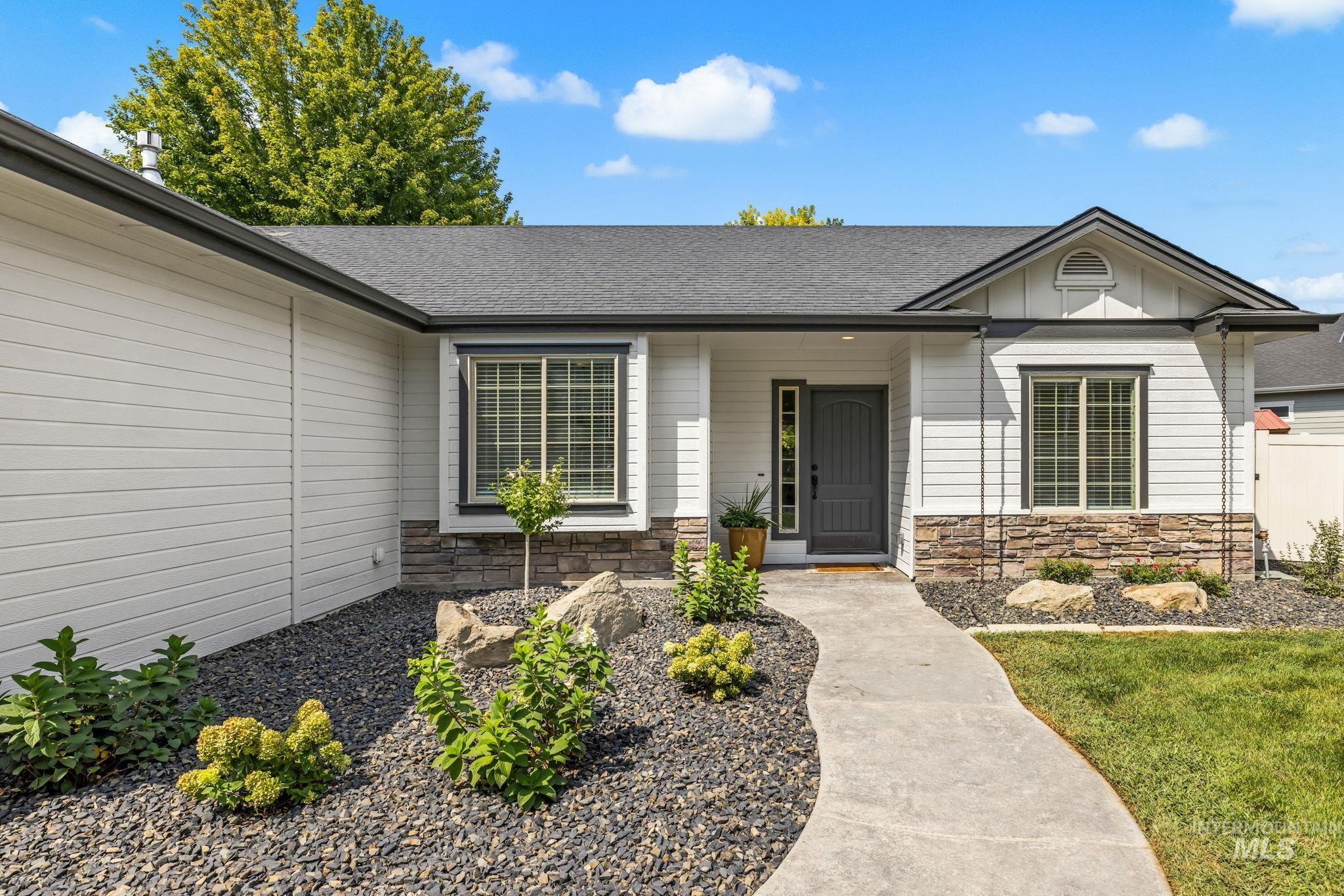 2818 E Shadowview Property Photo 2