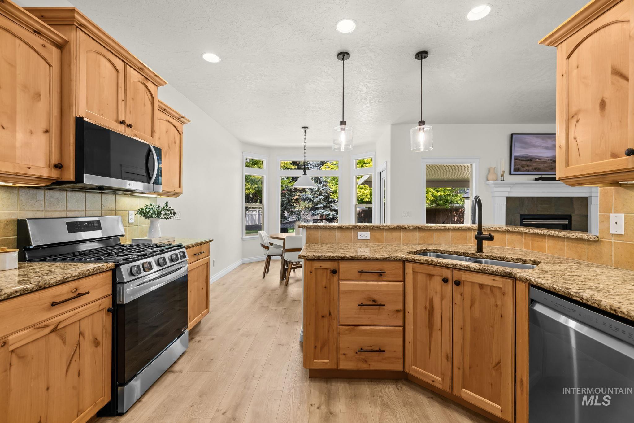 2818 E Shadowview Property Photo 4