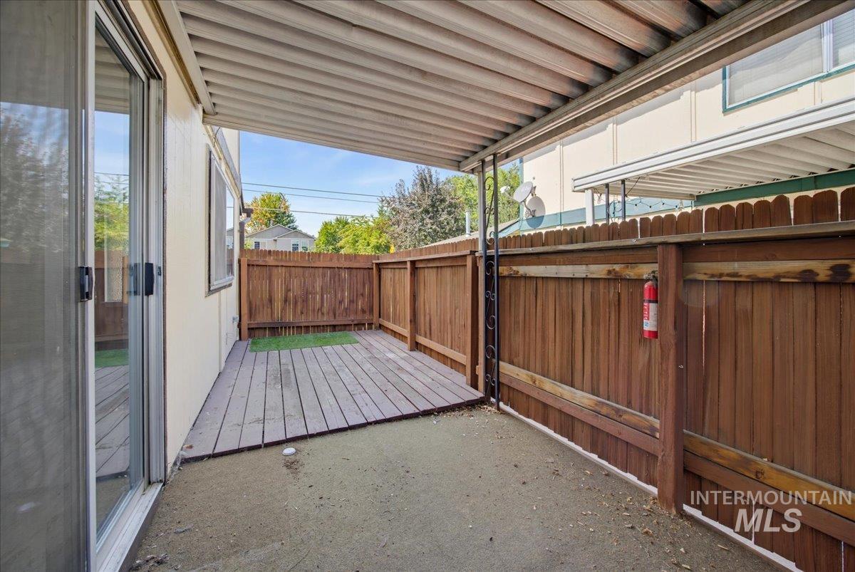 1142 S Phillippi St Property Photo 5