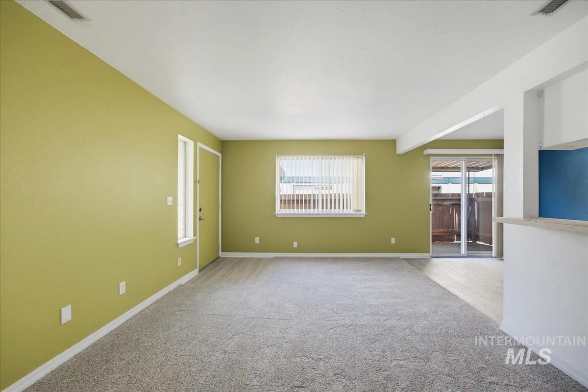 1142 S Phillippi St Property Photo 6
